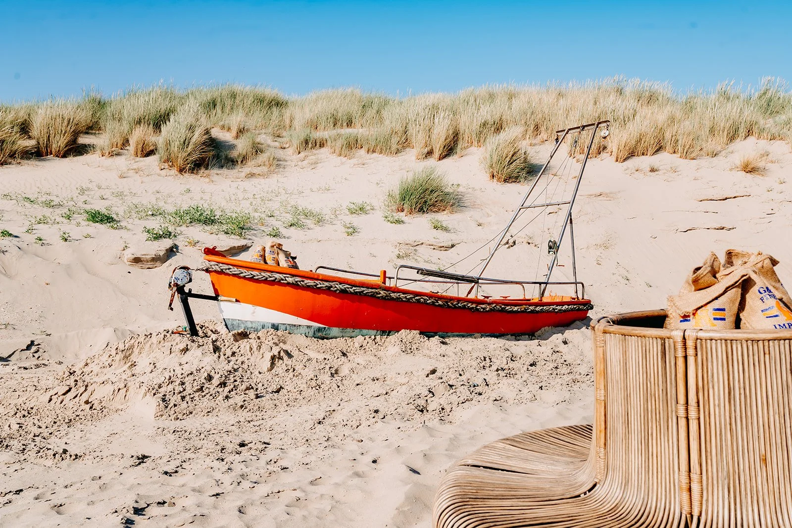 visboot als onderdeel van event decoratie aan zee