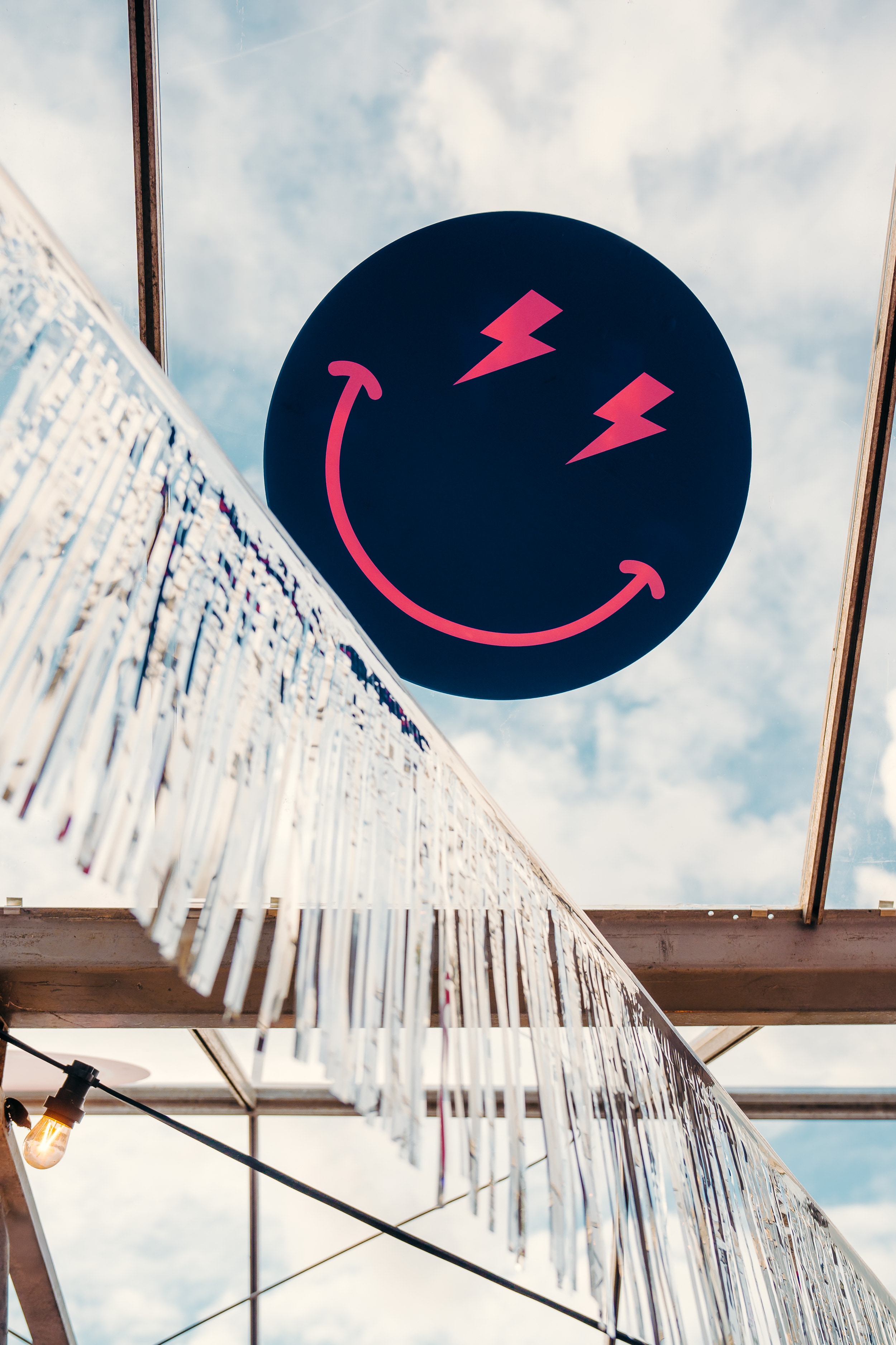 detail van plafond met smiley visuals