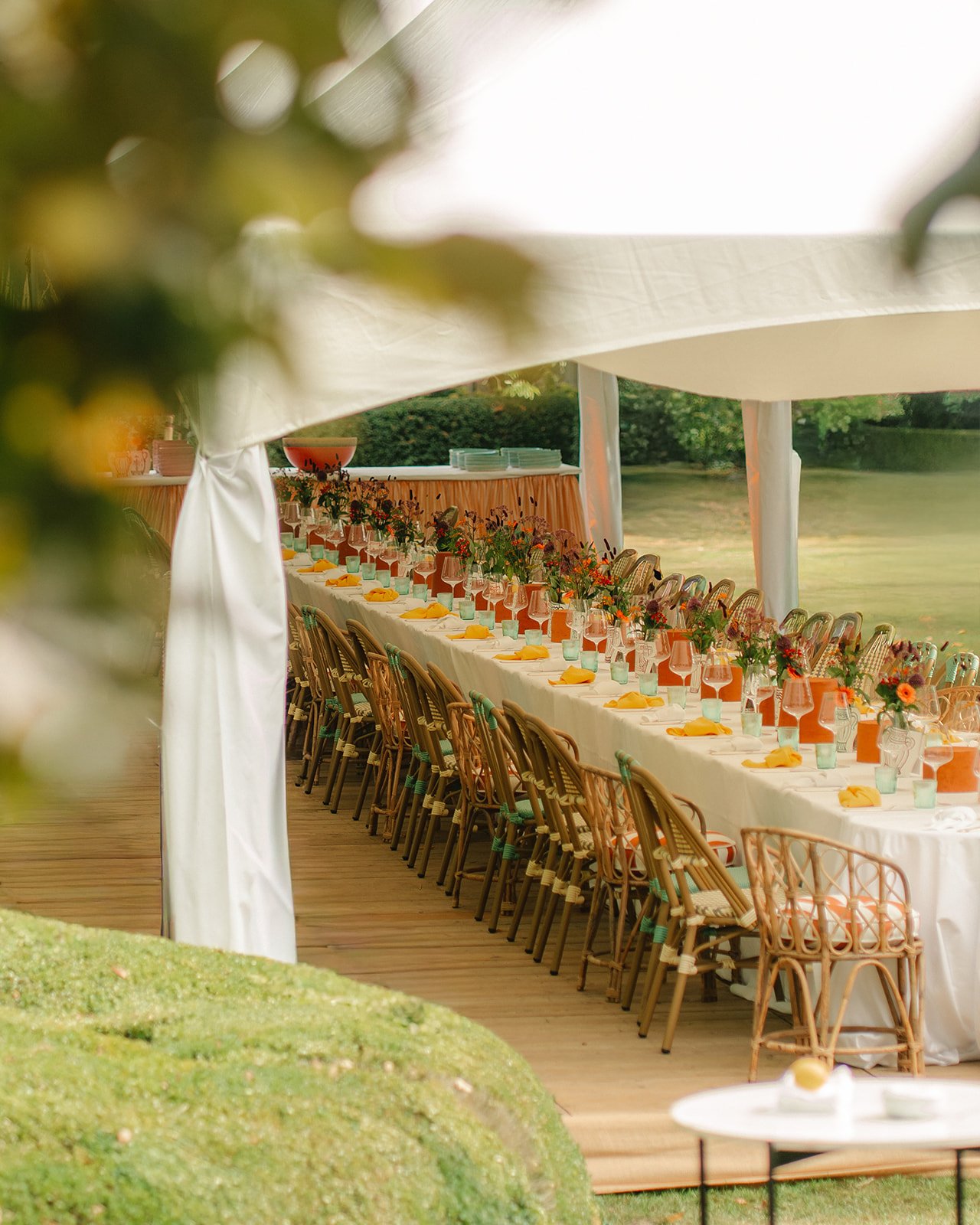 italiaanse tuinsetting tijdens een zomerse verjaardagslunch