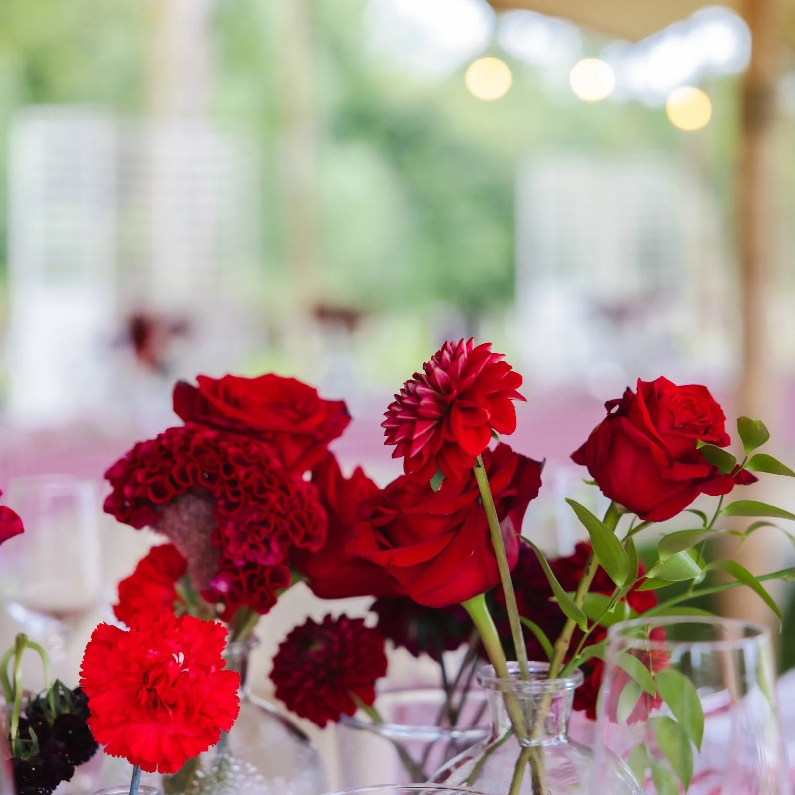 rode bloemen in vaasjes