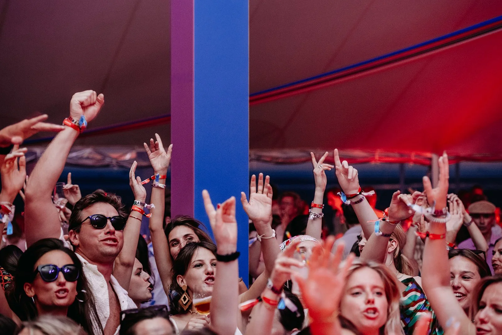 dansende mensen op een festival