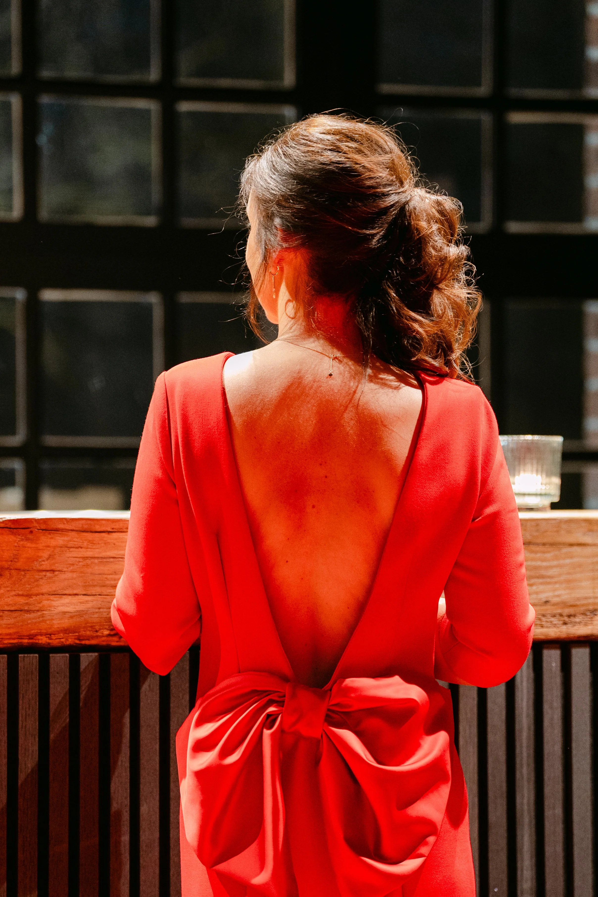 achterkant van rode jurk met strik