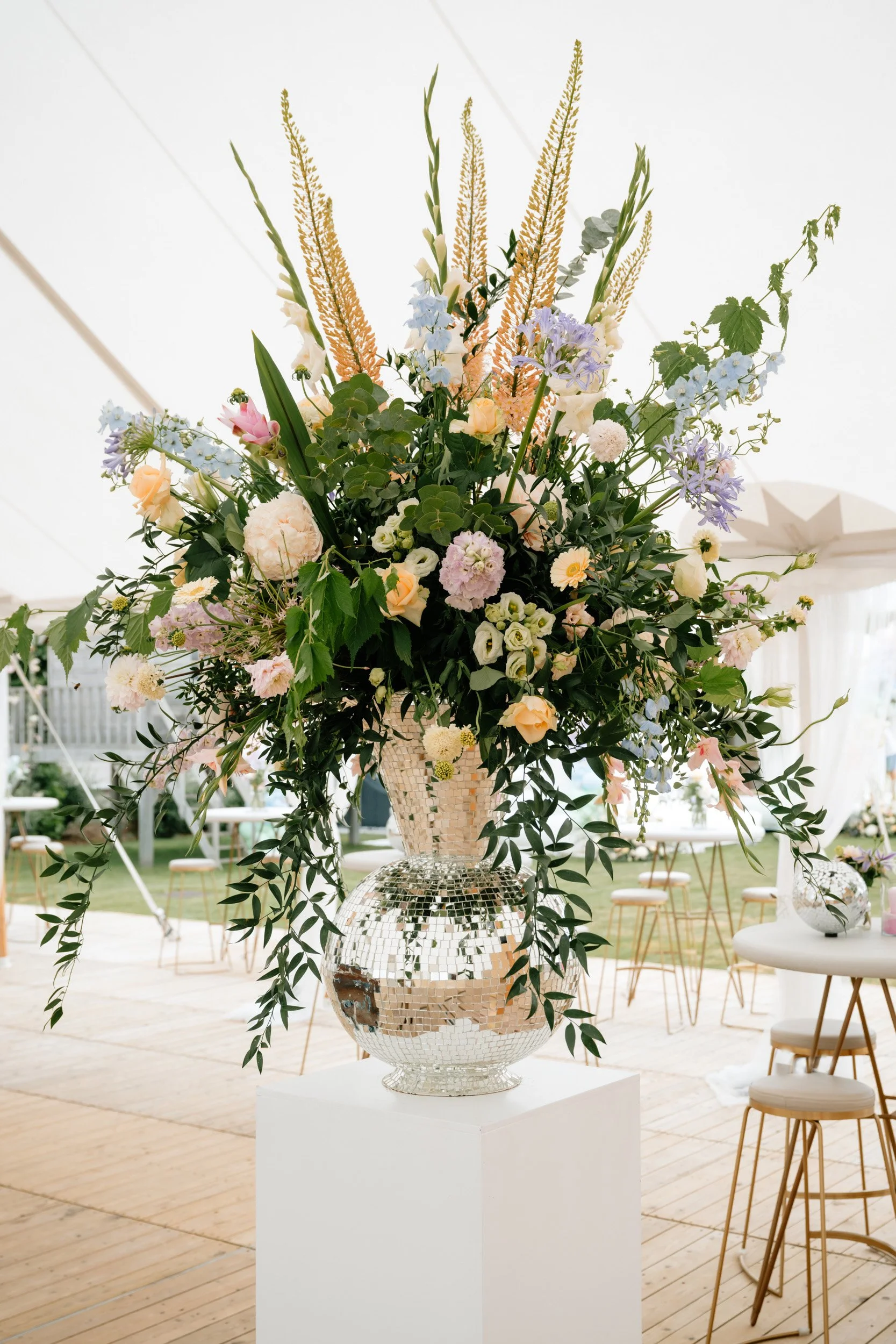 bloemen in discobal als bloempot