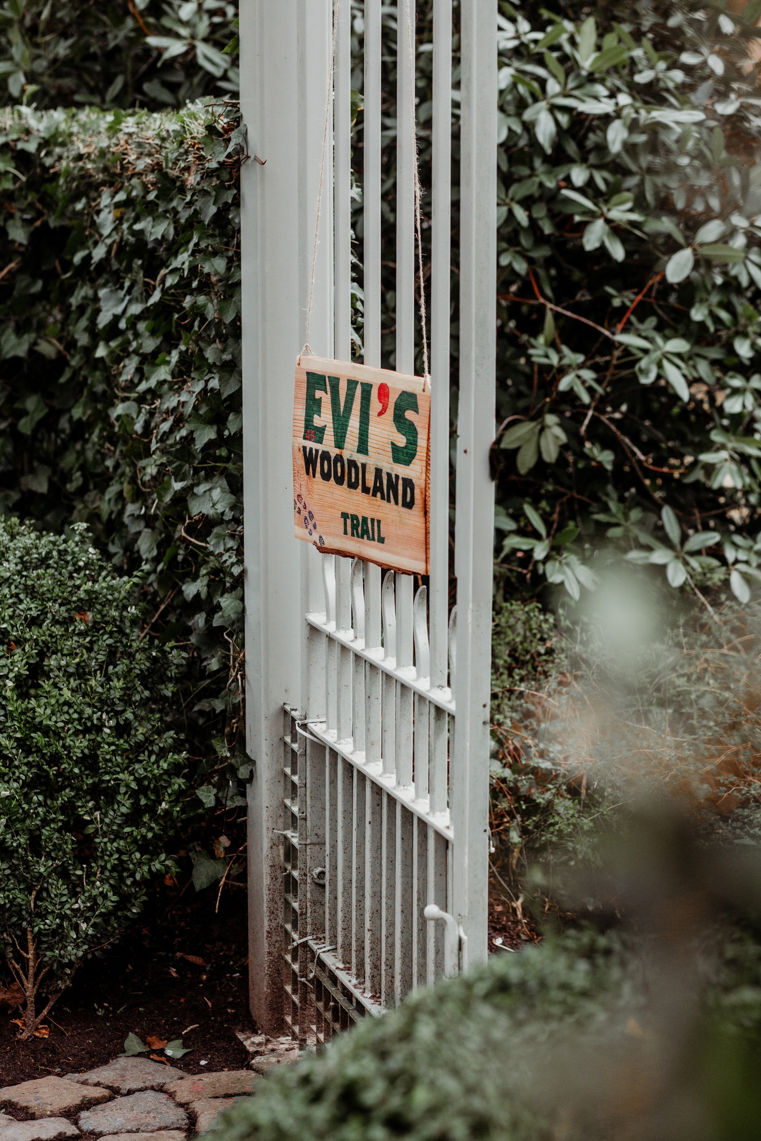 close-up van houten signage tijdens op evi's woodland trail