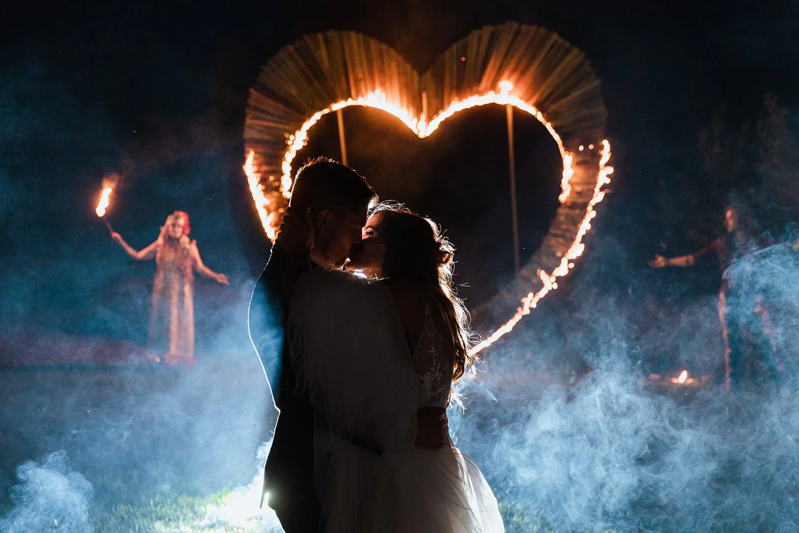 bruidspaar die kus geeft