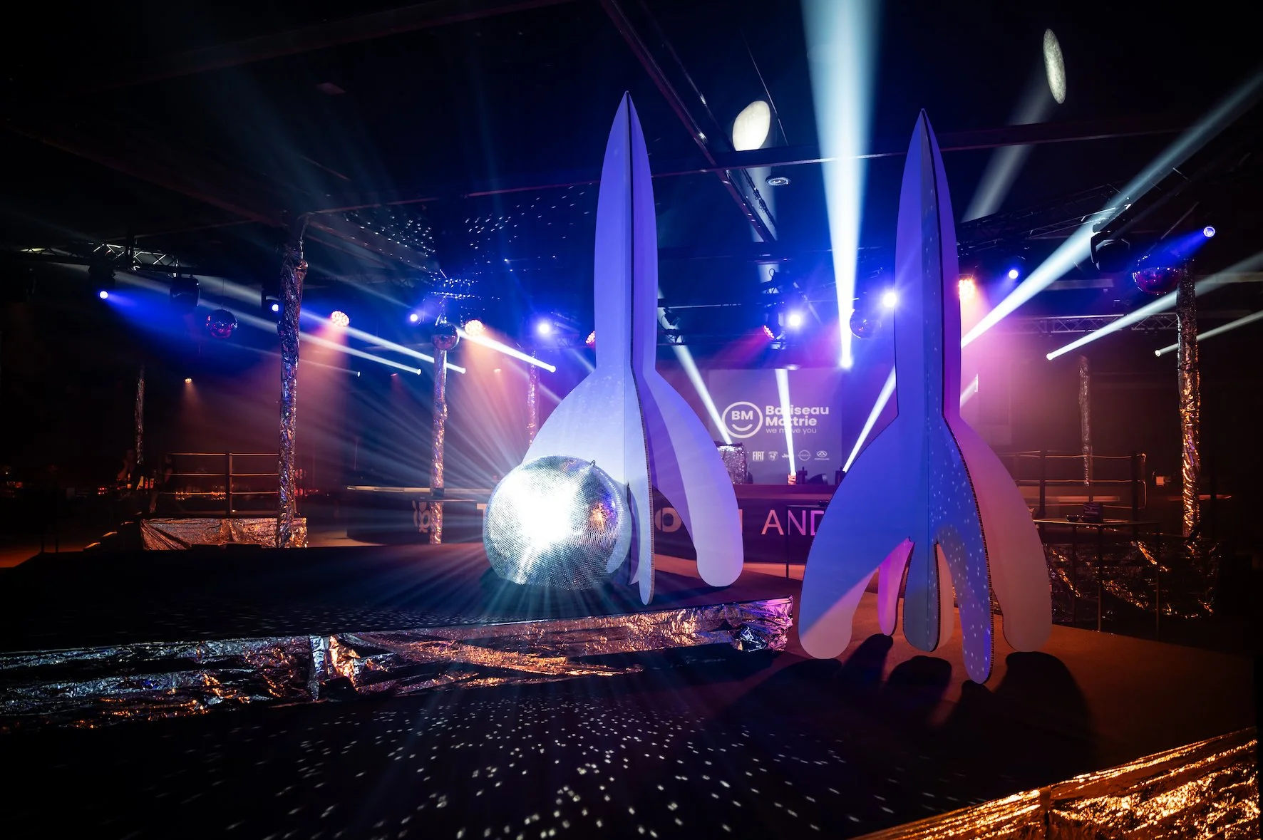 reuzerakketten als decoratie op service club event
