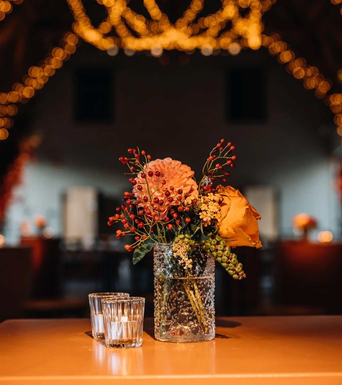 bloemen in vaas met oranje tint