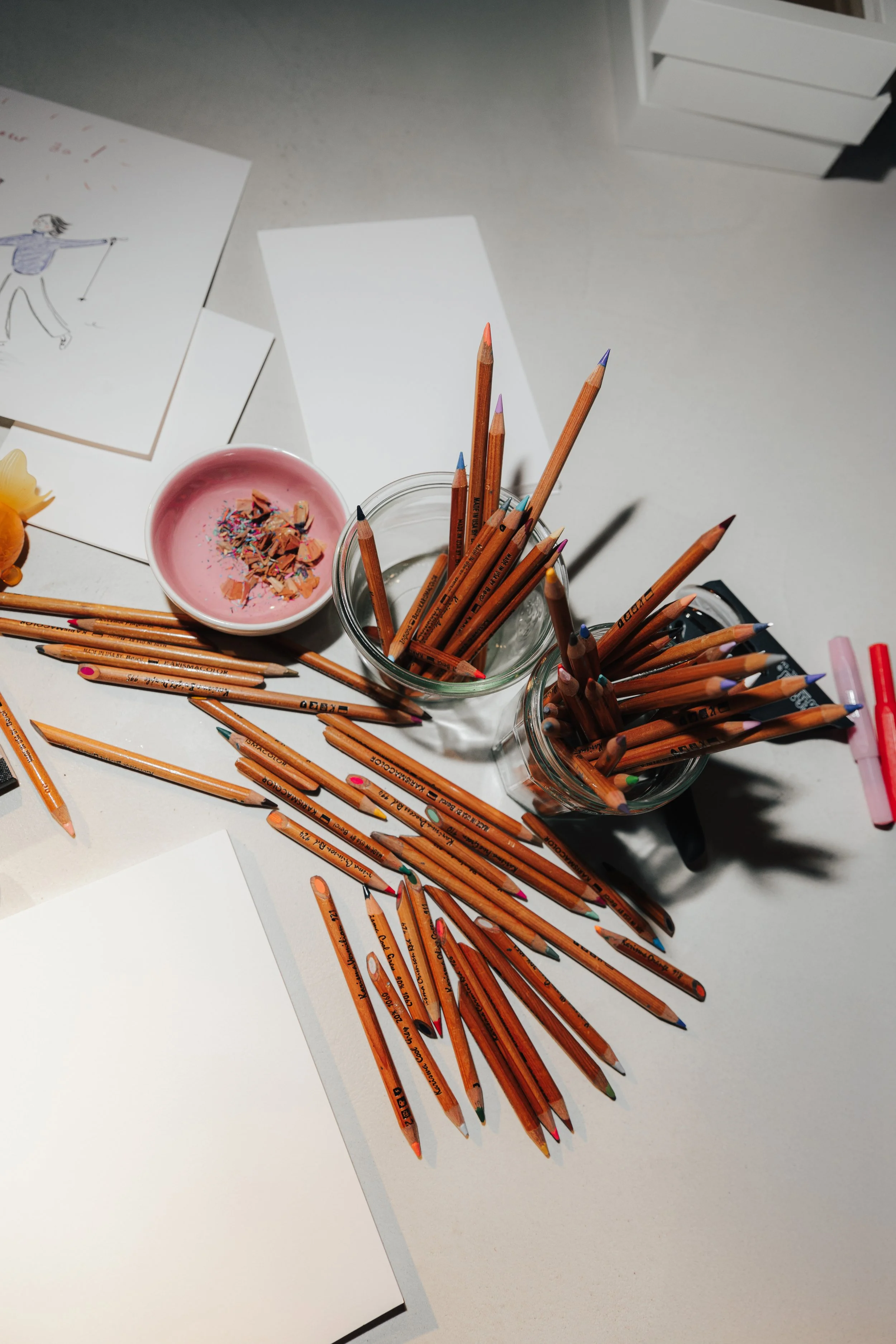 pot kleurpotloden om te tekenen tijdens verjaardagsfeest