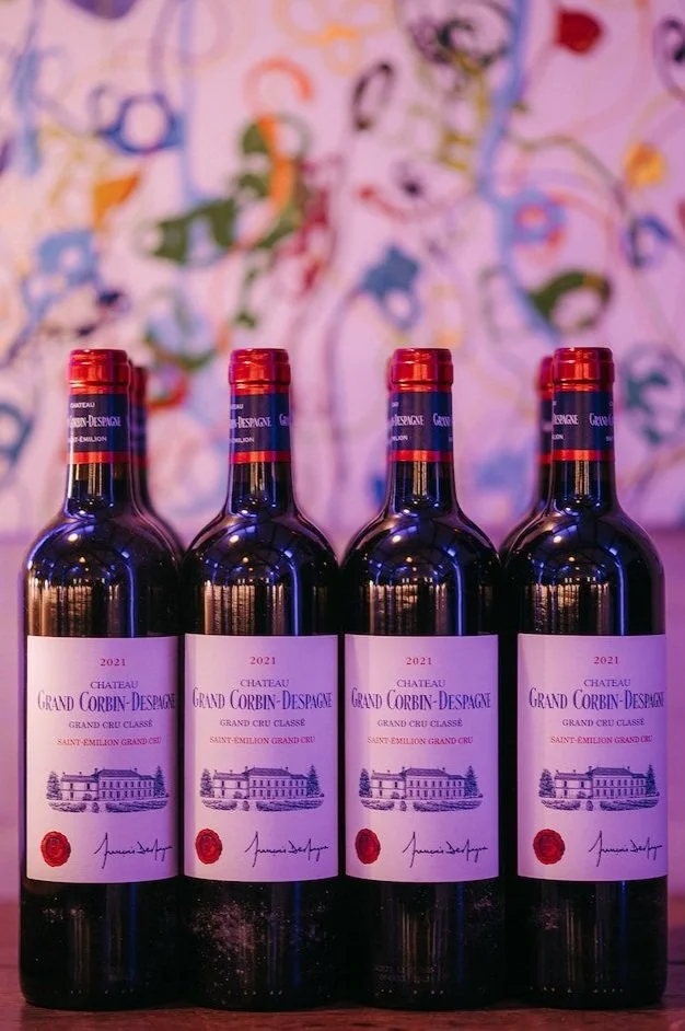 wijnflessen op kast met kleurrijke achtergrond