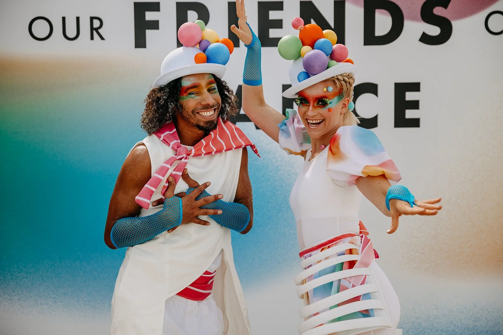 entertainers met kleurrijke outfits op festival