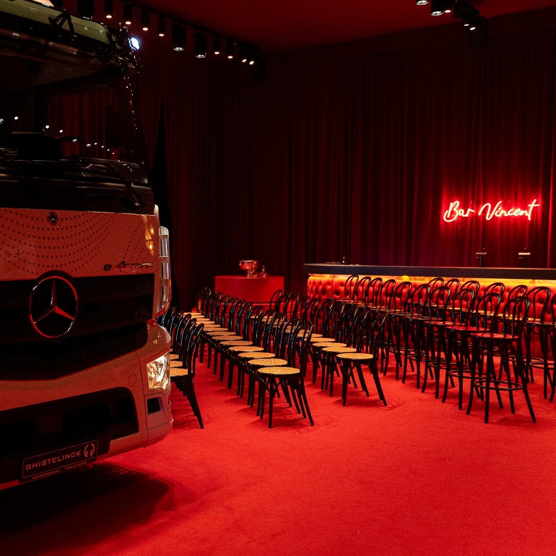 vrachtwagen in zaal als decoratiestuk