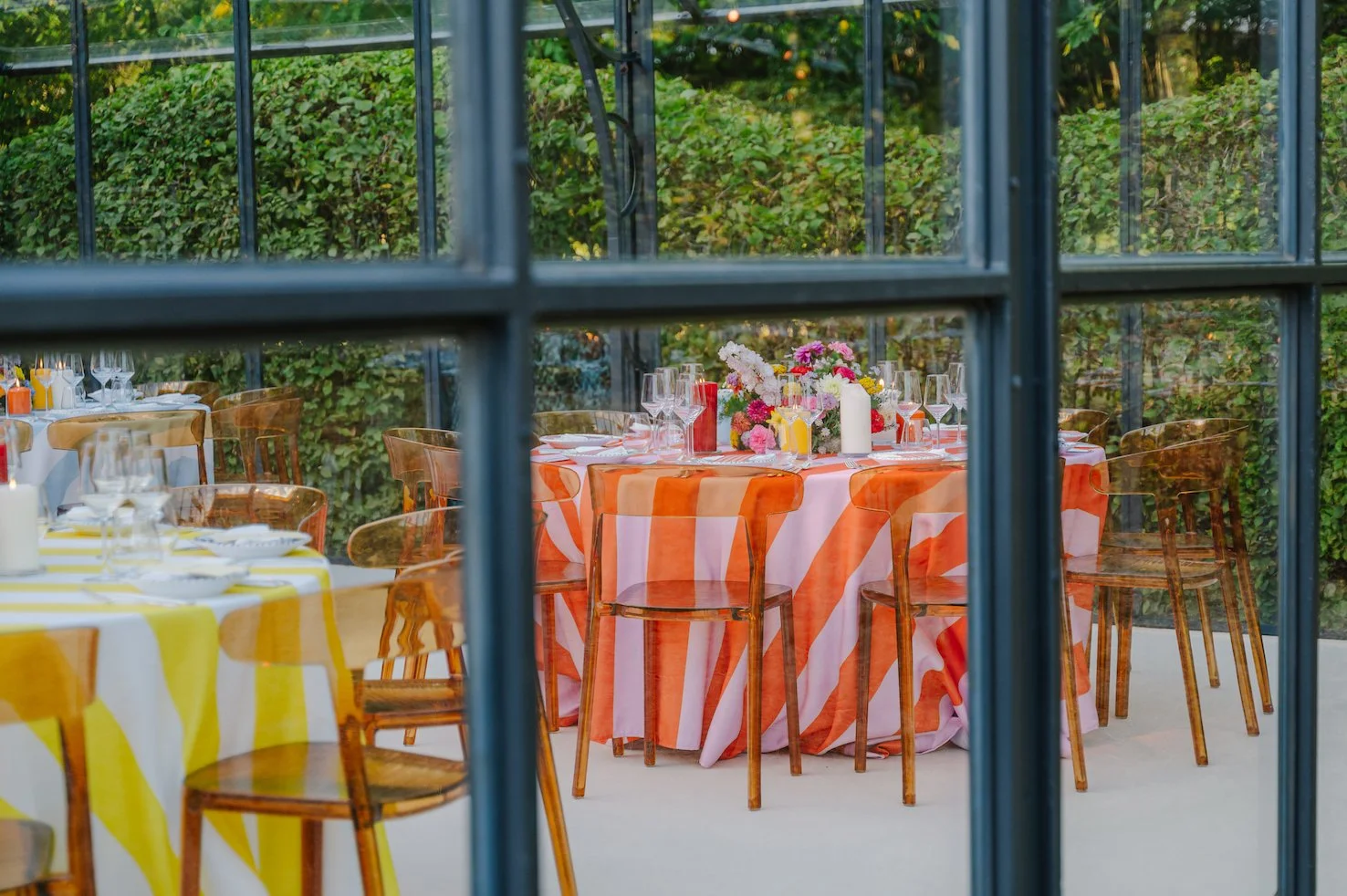 Styling van tafels op verjaardagsfeest in schuur