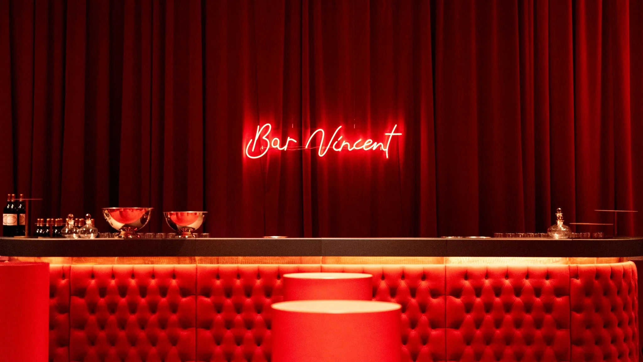 bar volledig met rode accenten afgewerkt
