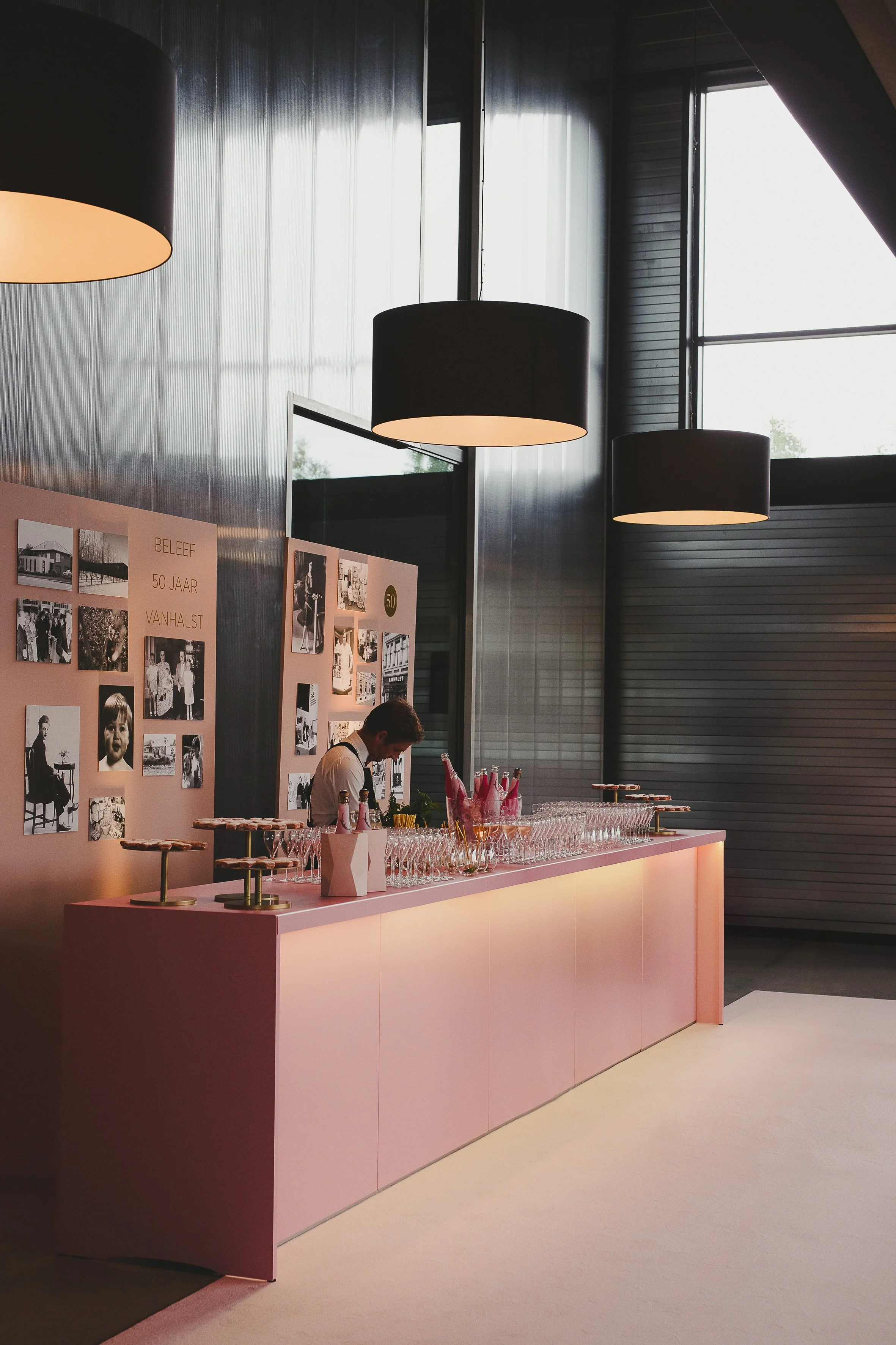 aankleding bar met herinneringen van 50 jaar bestaan