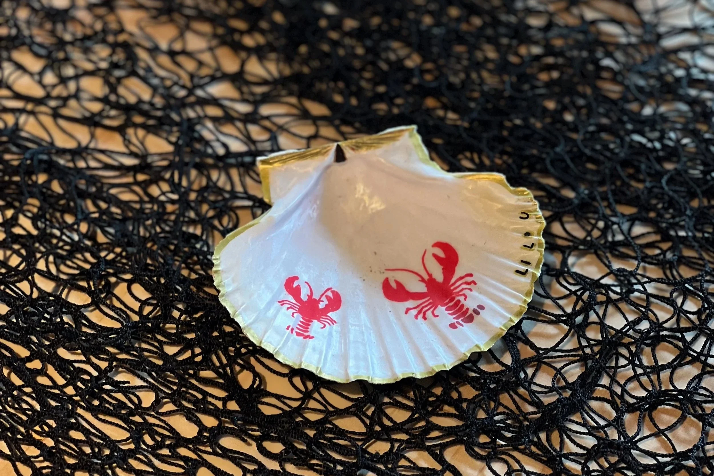 beschilderde schelp als decoratie