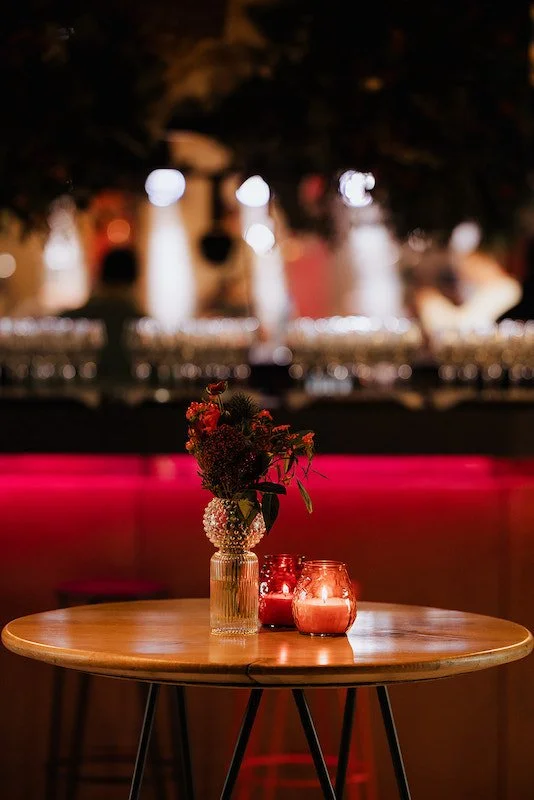 vaasjes en kaarsen op tafel