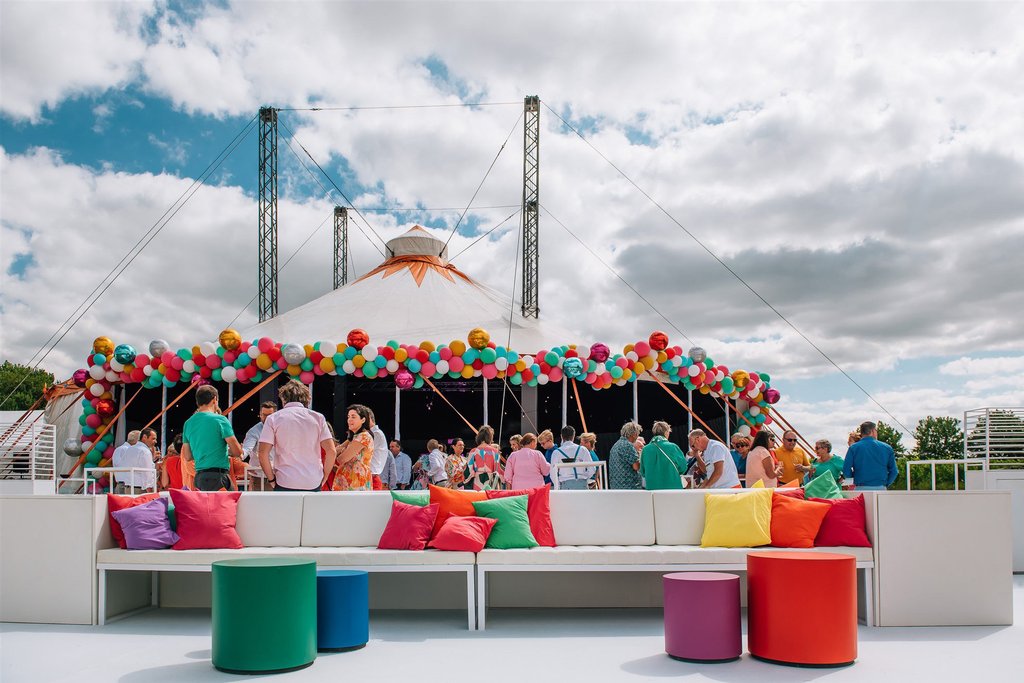 circustent met kleurrijke ballonen