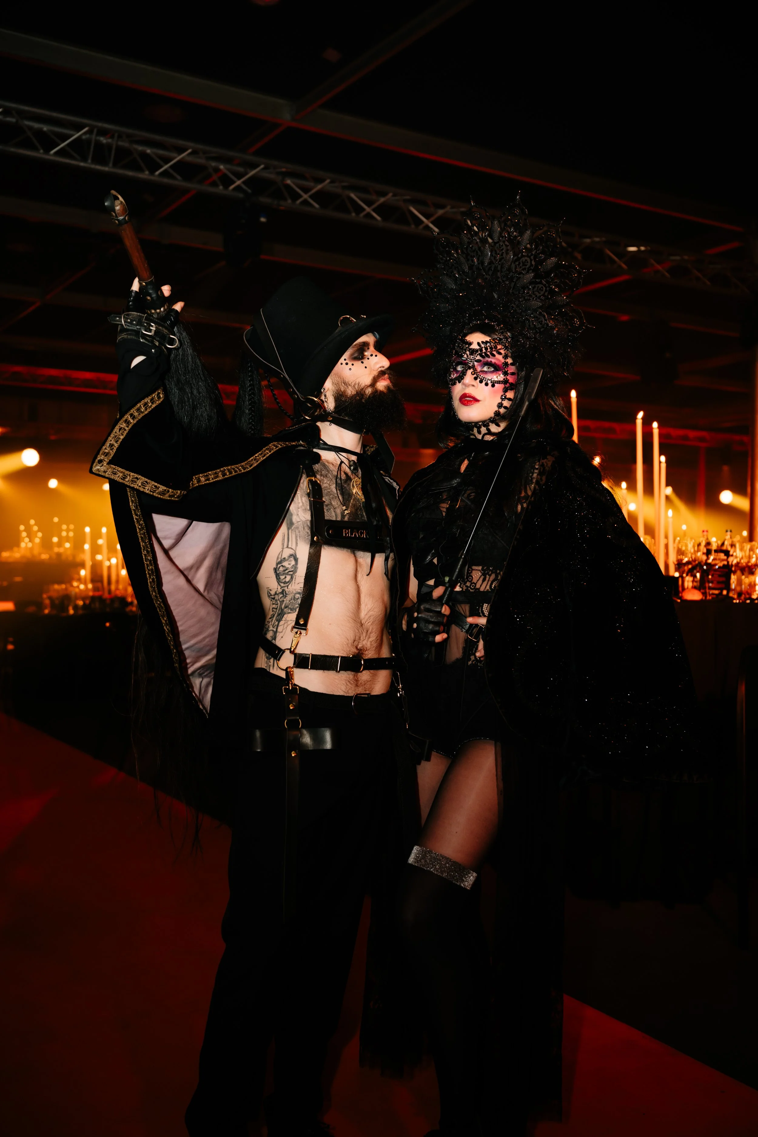 entertainers in mysterieuze kledij