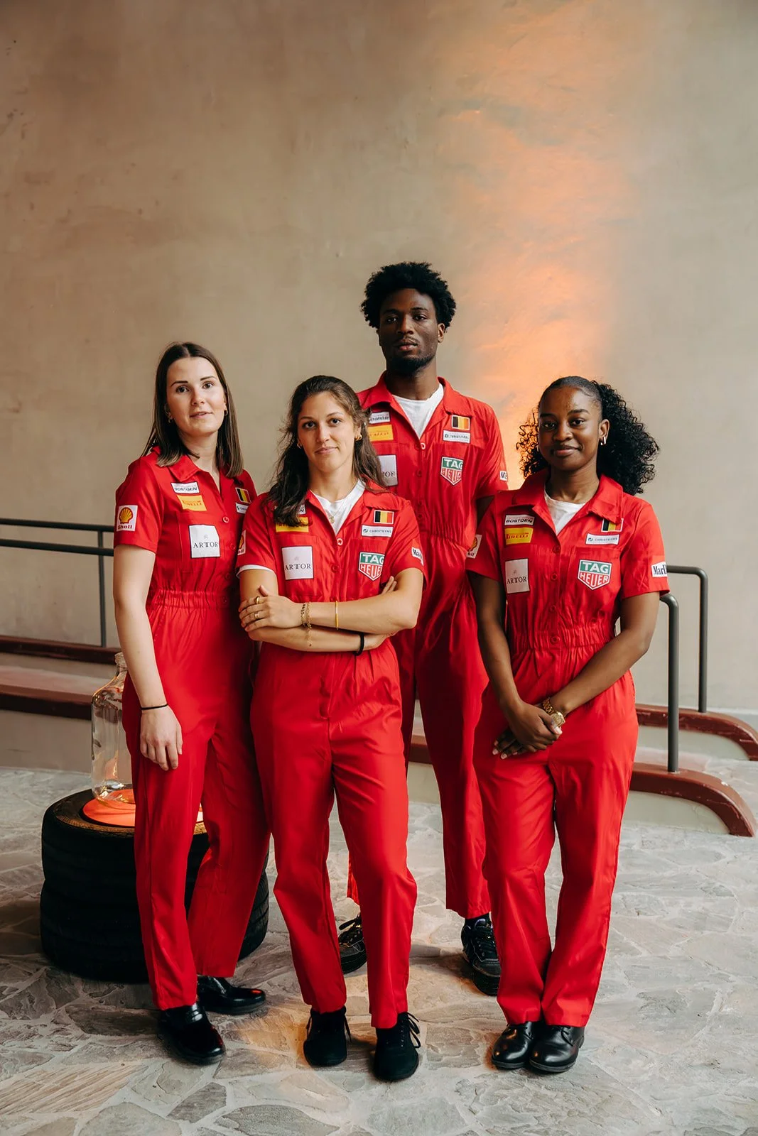 afbeelding van mensen in F1 kledij voor themafeest