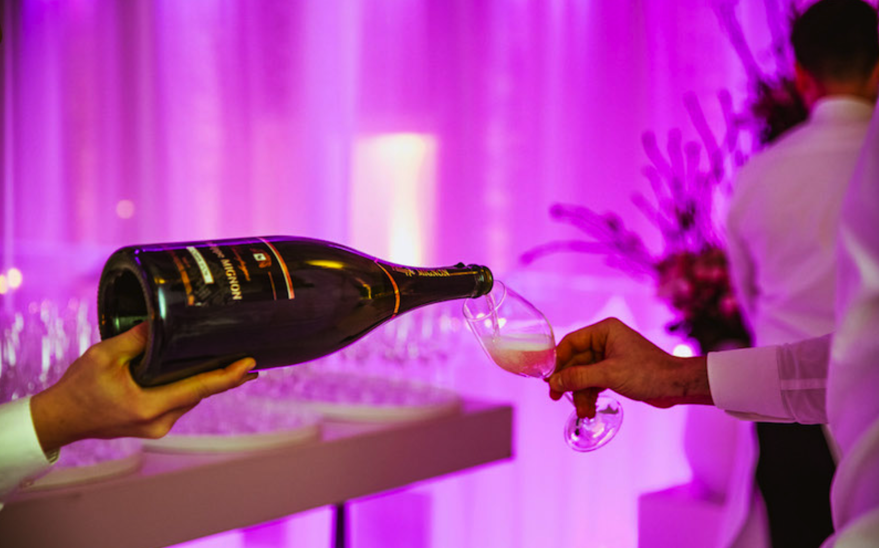 champagne die wordt ingeschonken