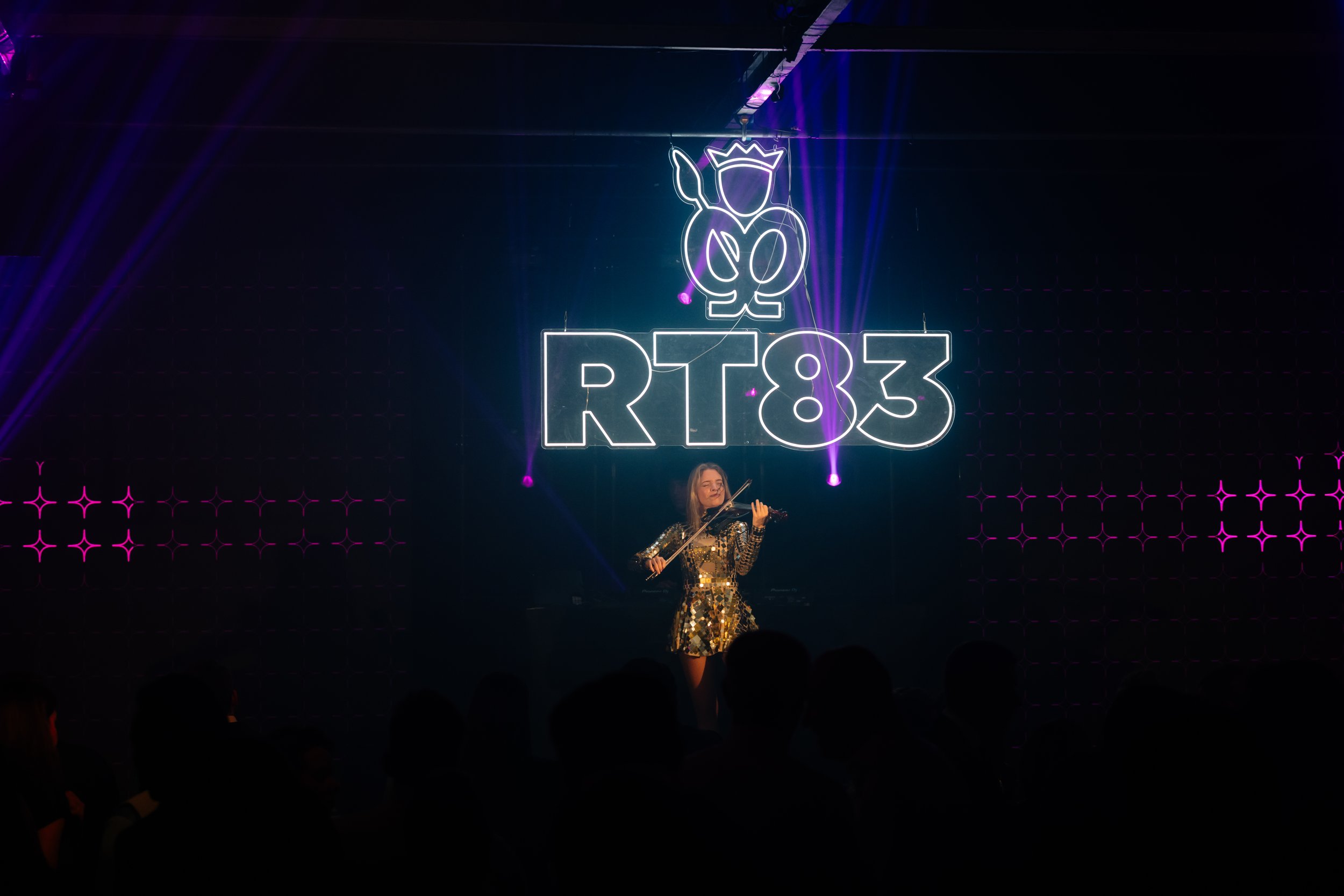 violist in gouden outfit op event