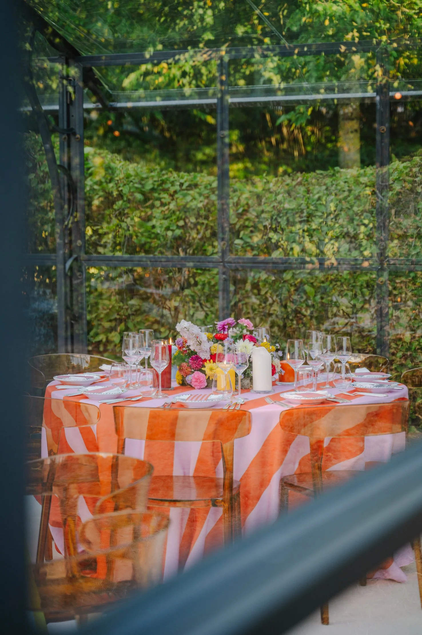 kleurrijke tafelopstelling in schuur