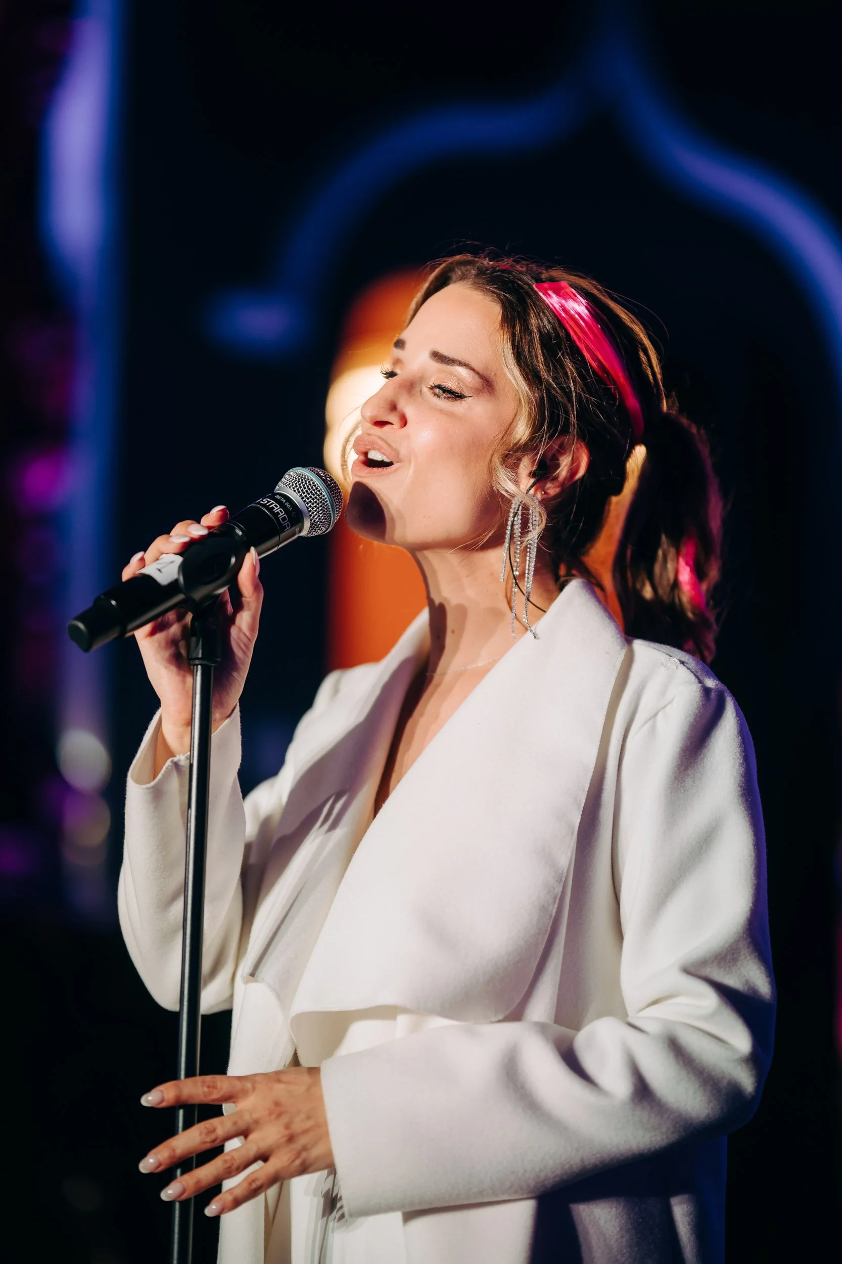 zangeres tijdens een event in kerk