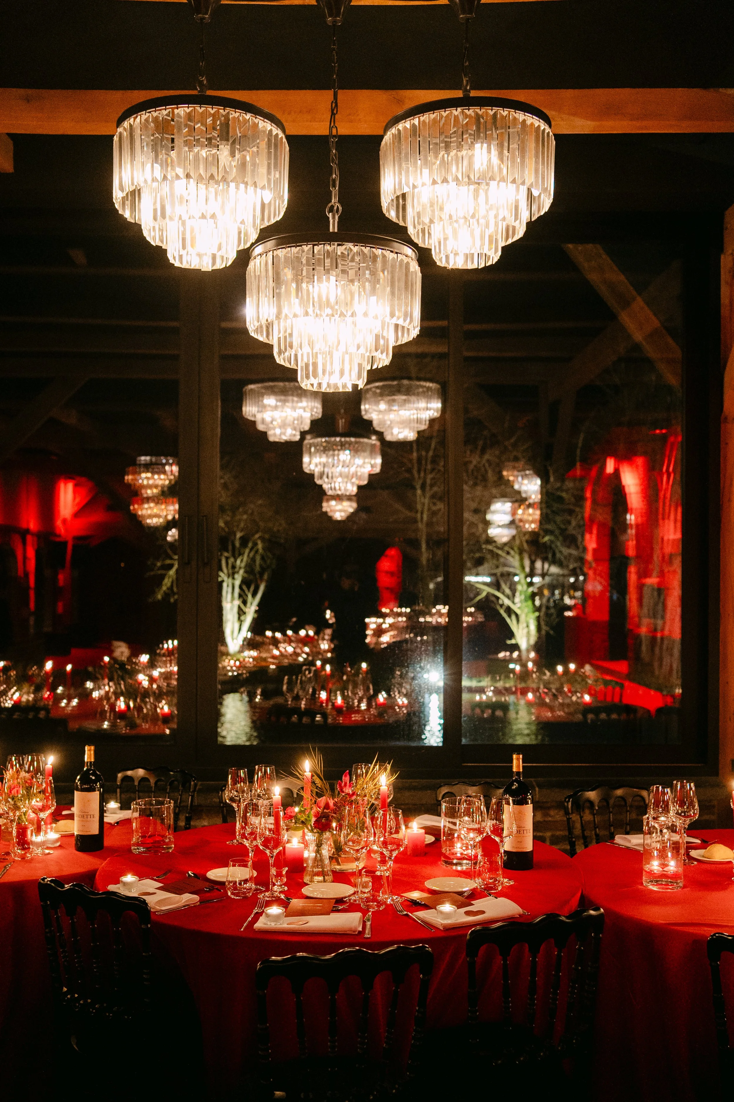 tafels opgedekt met rode details