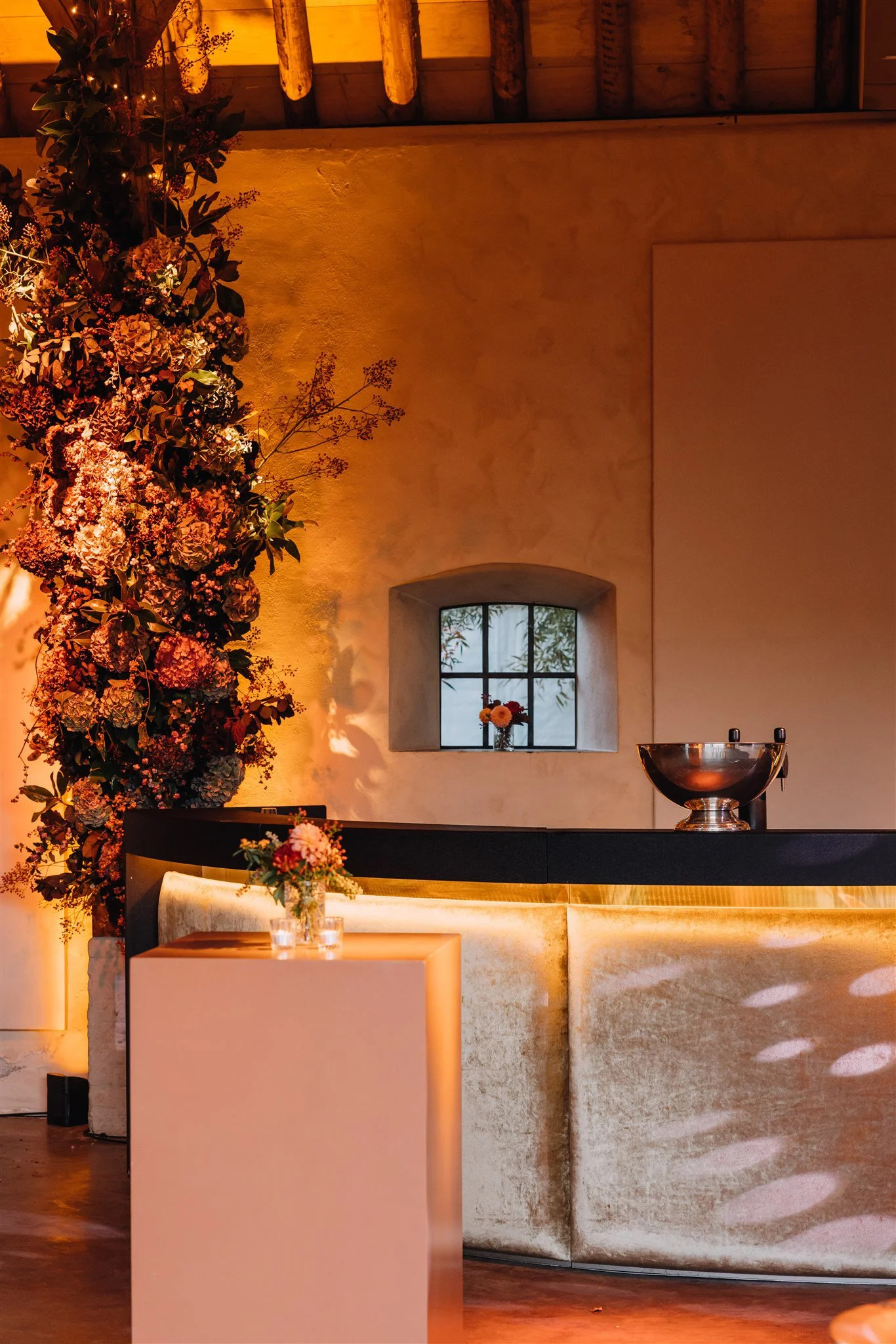 bar met bloemdecoratie