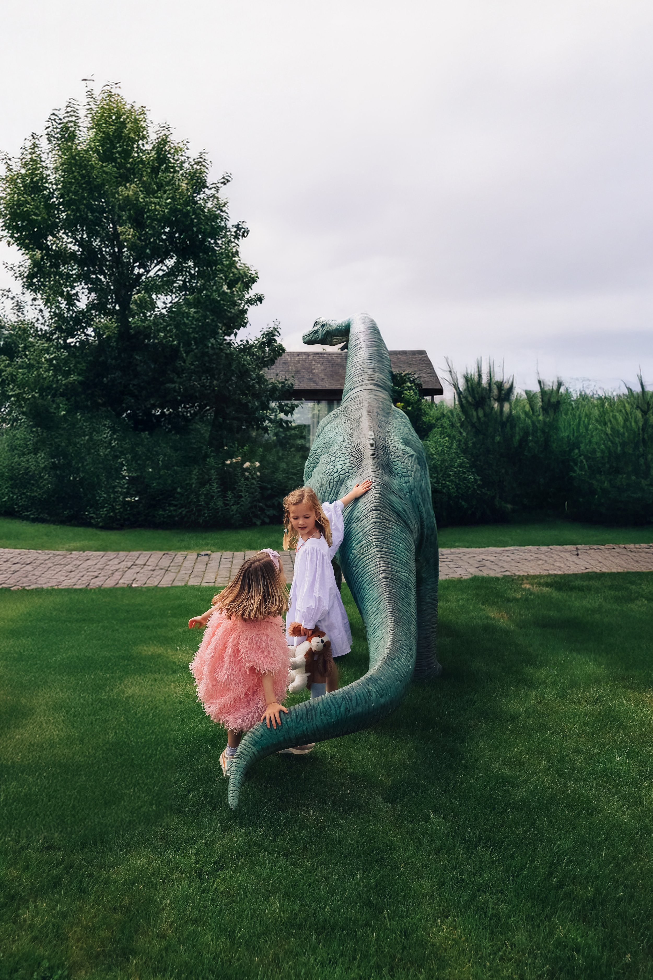 dino als decoratie in tuin