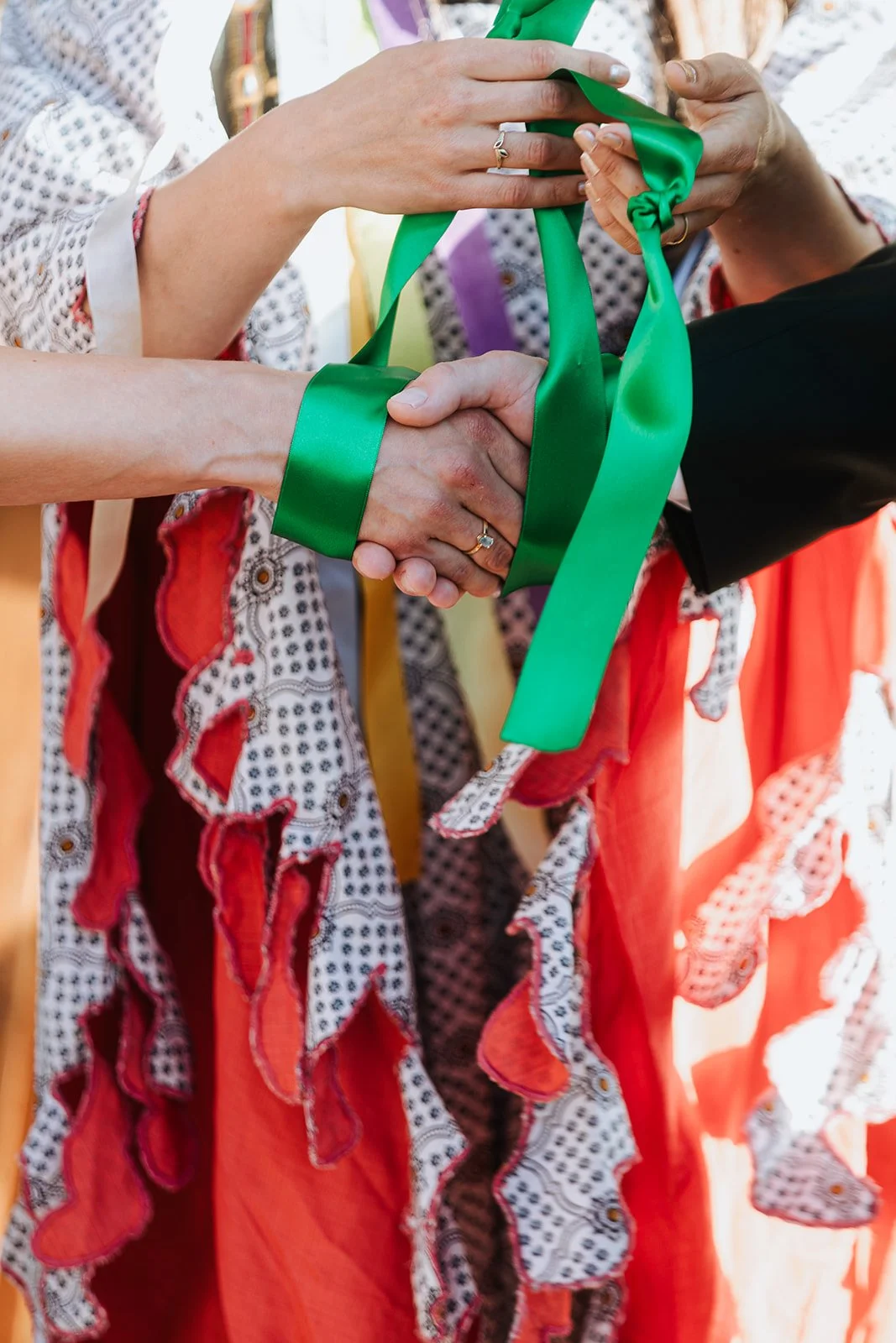 lint rond de handen van het bruidspaar