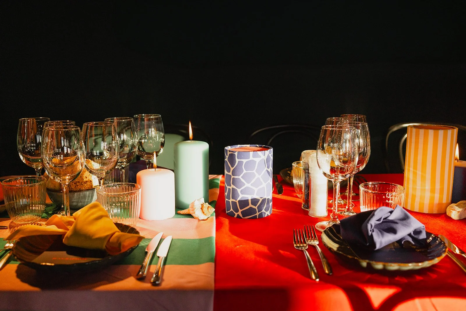 kleurrijke lampen op tafel voor diner