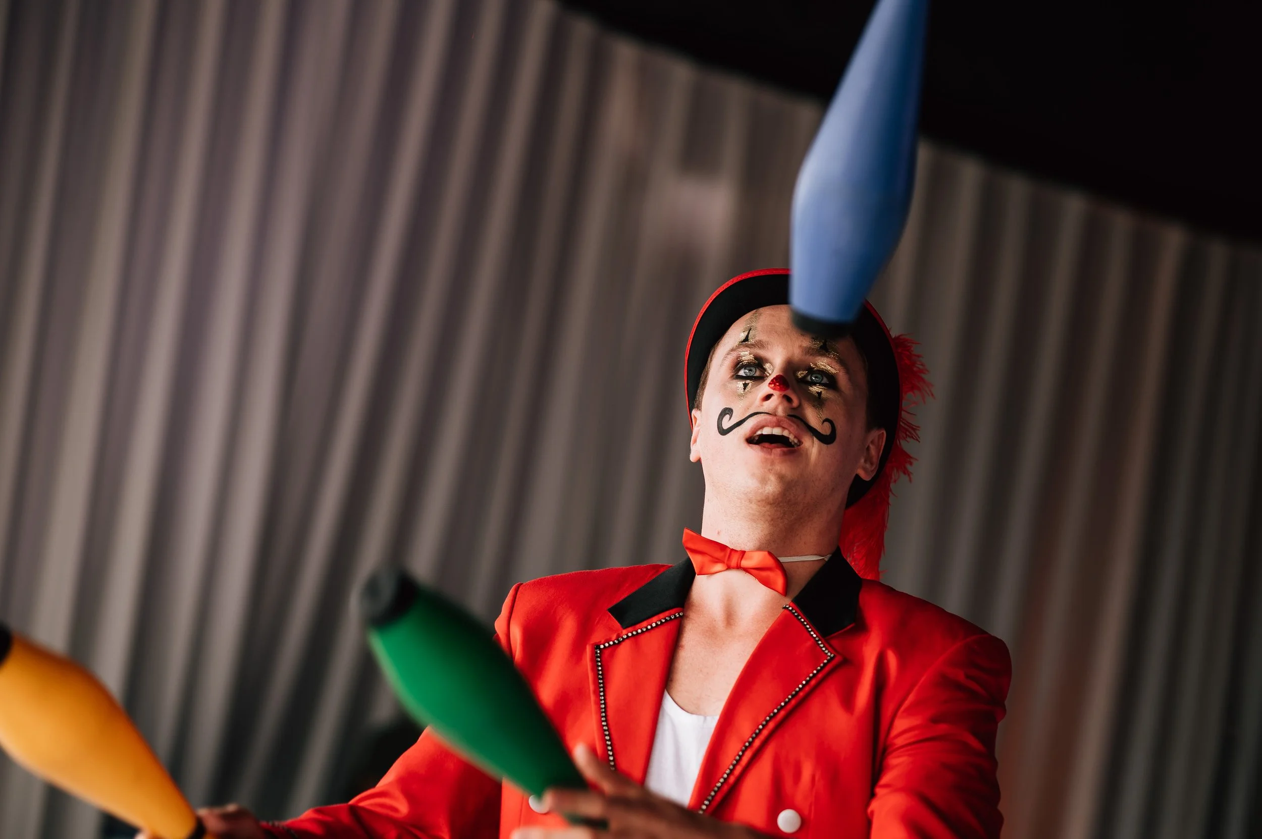 entertainer die aan het jongleren is