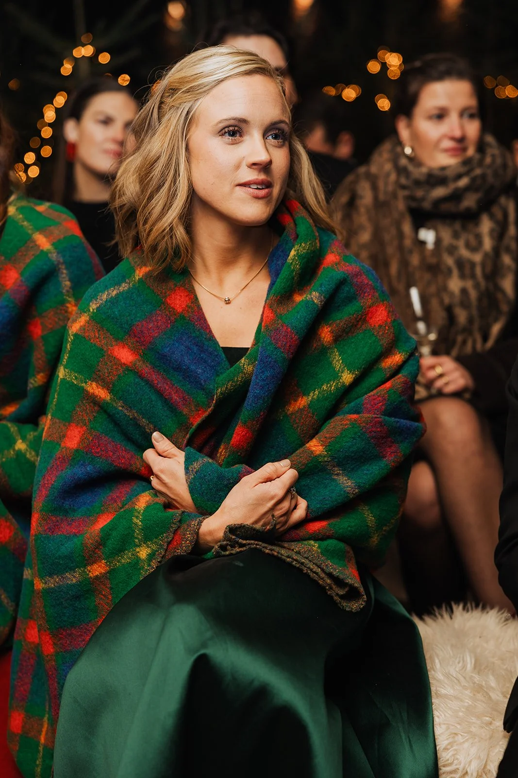 gast met deken tijdens trouwfeest