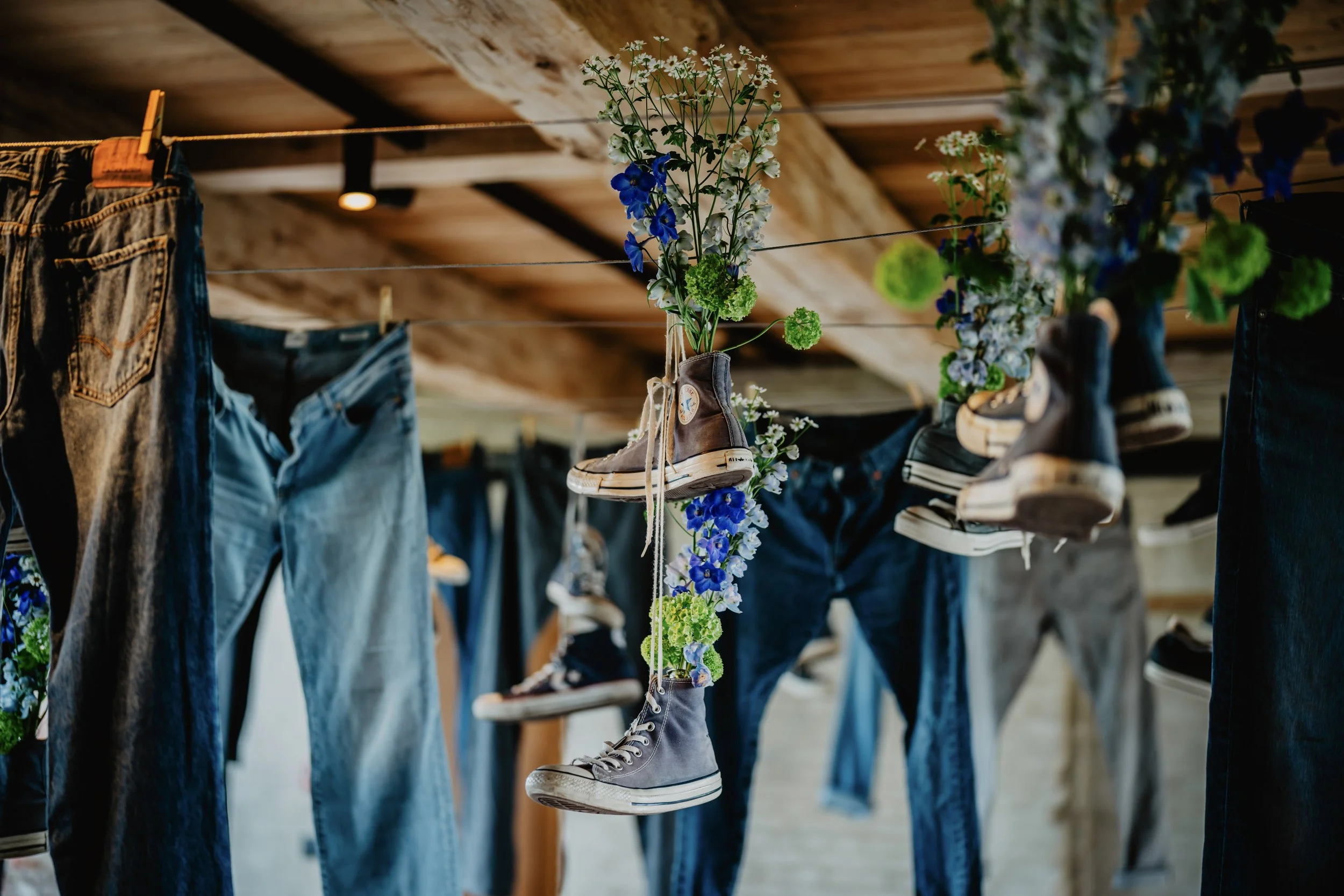 schoenen en jeans aan waslijn als decoratie