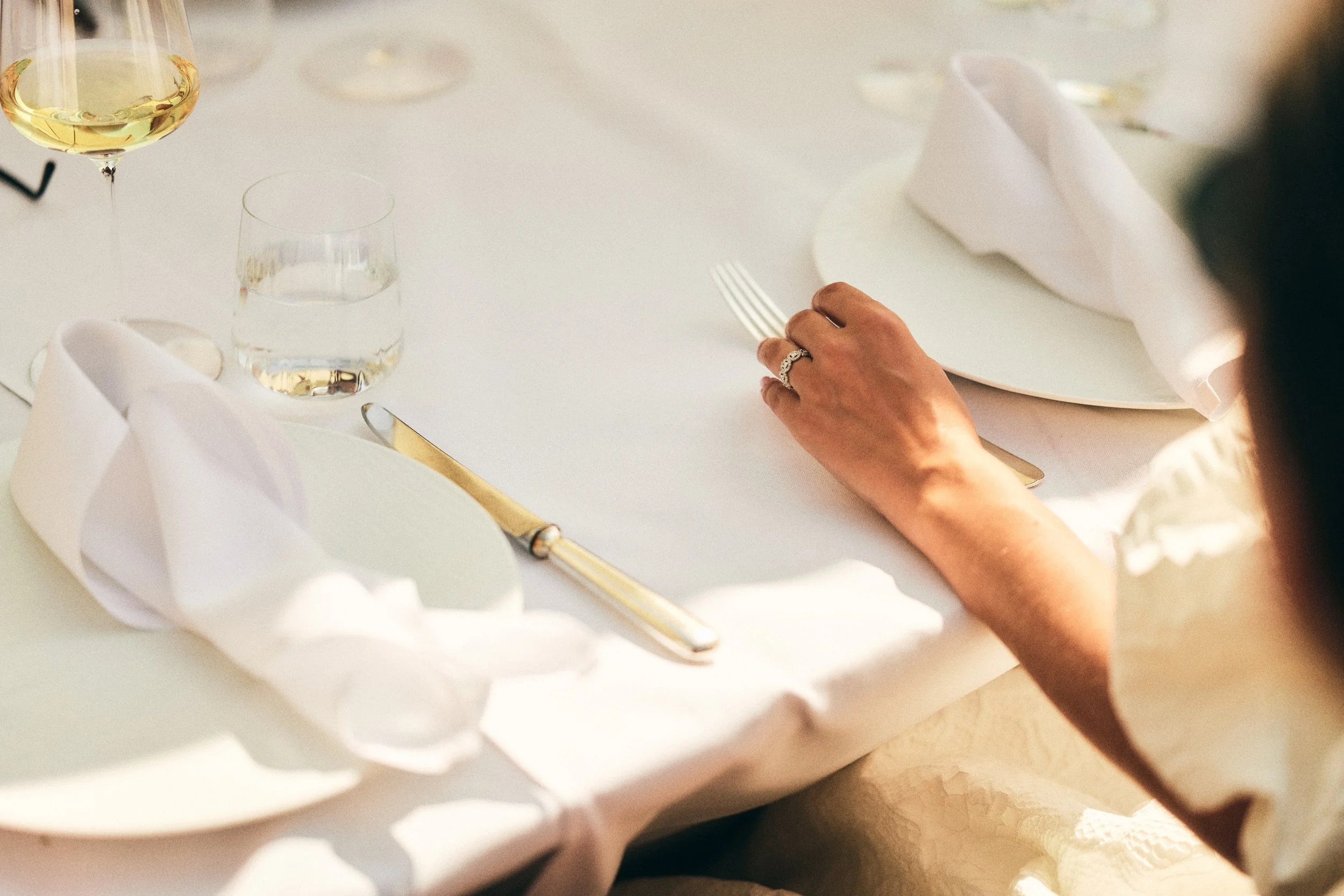 bruid aan tafel op huwelijk