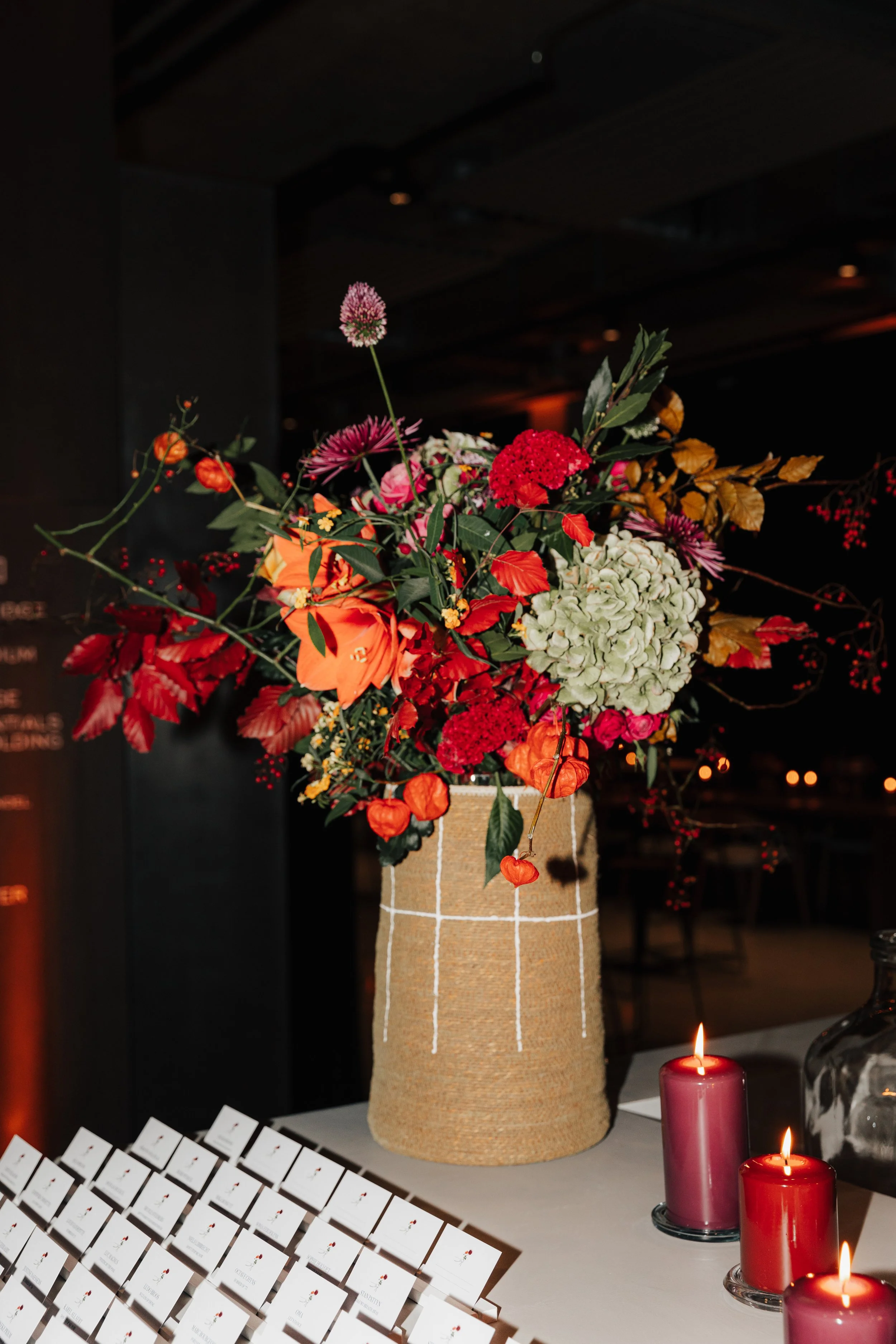 detail van bloemen op tafel tijdens een 60e verjaardag