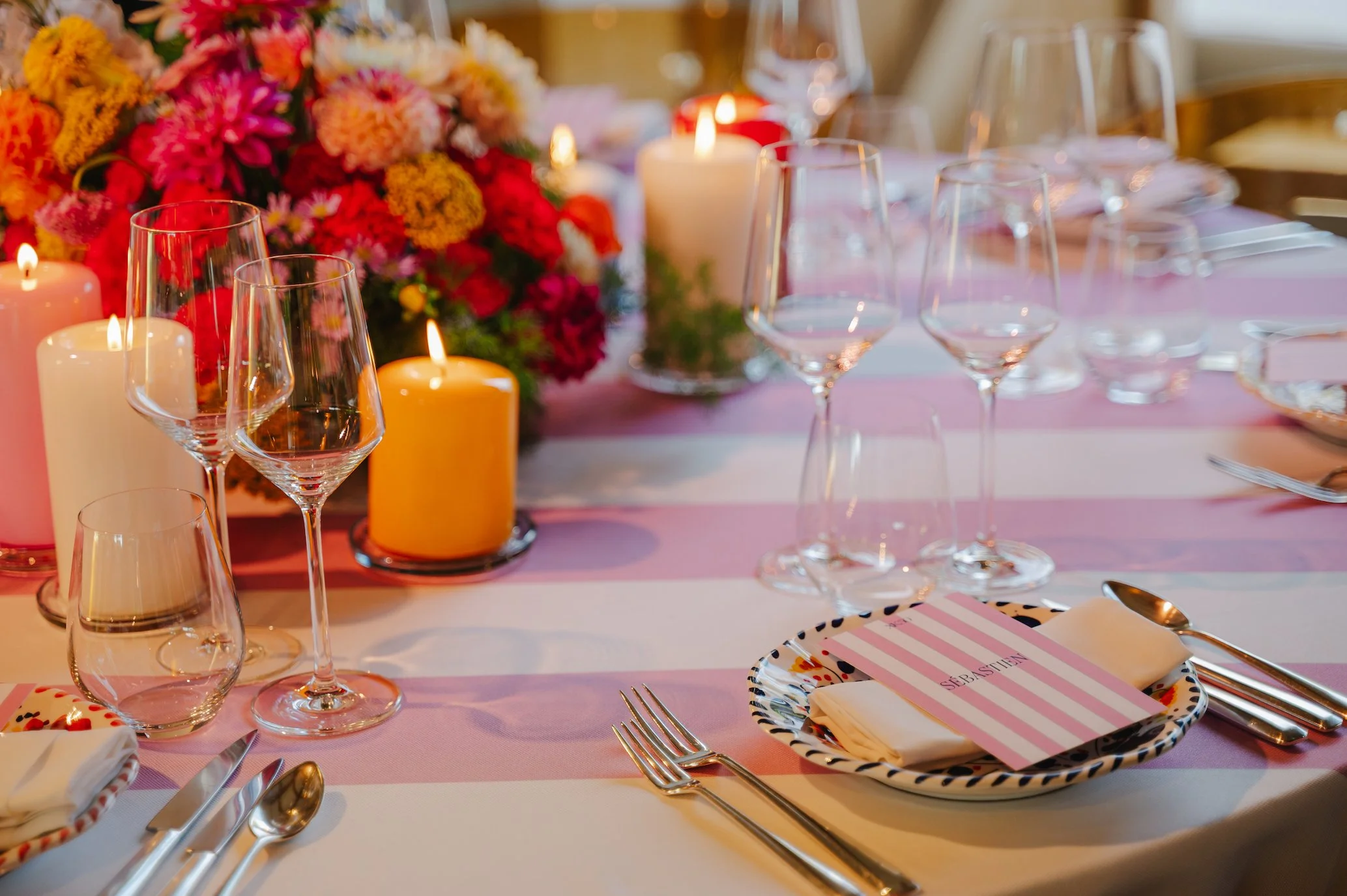 close-up van kleurrijke tafelstyling