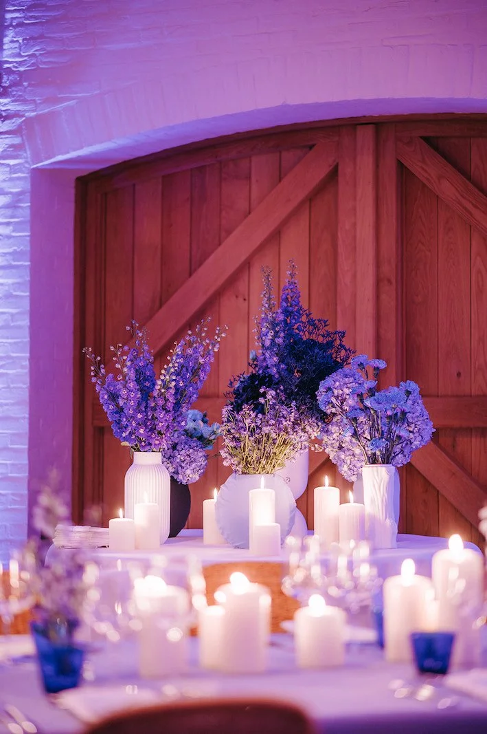 bloemen in vaas met blauwe details