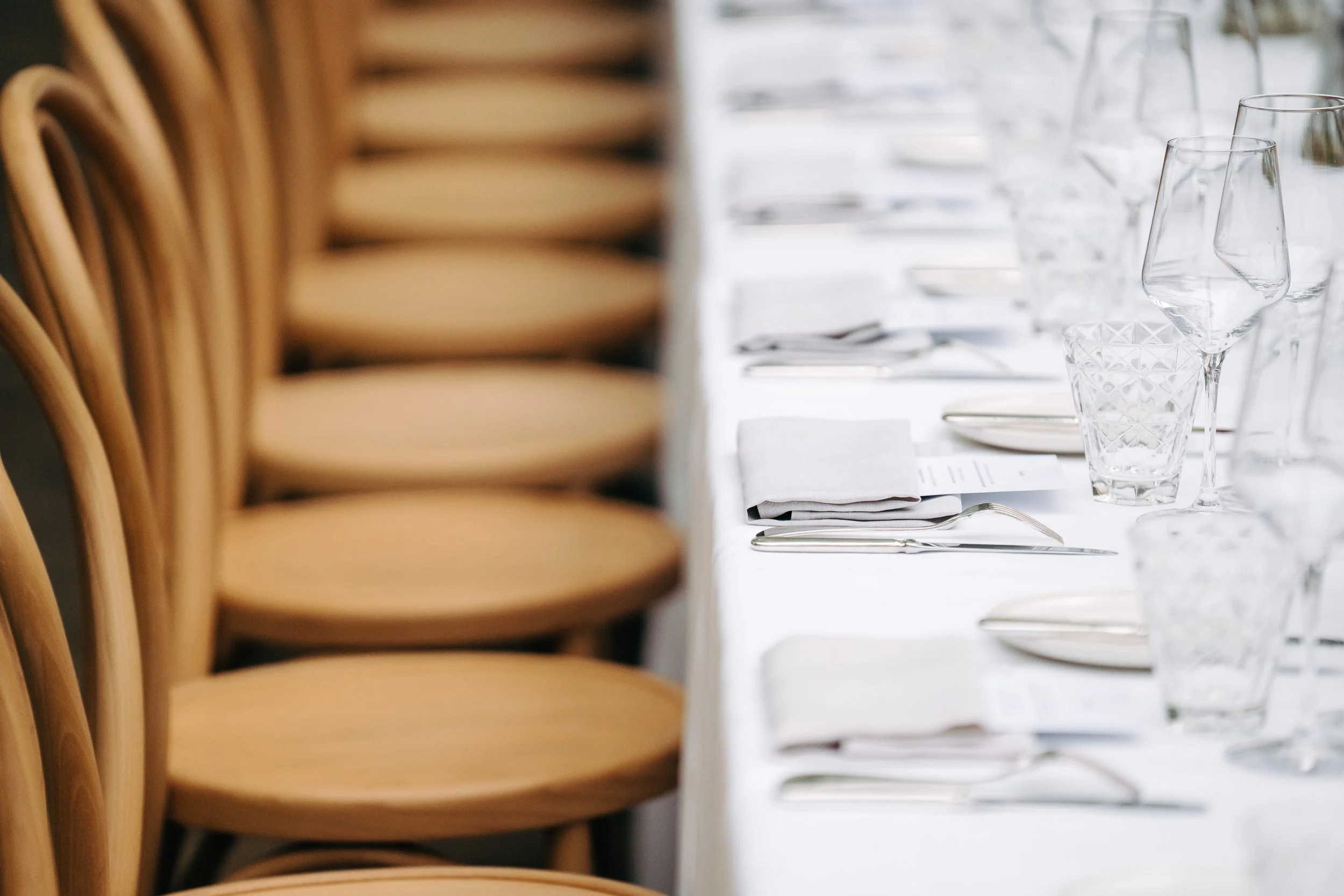 opgedekte tafel voor een familiefeest in een serre