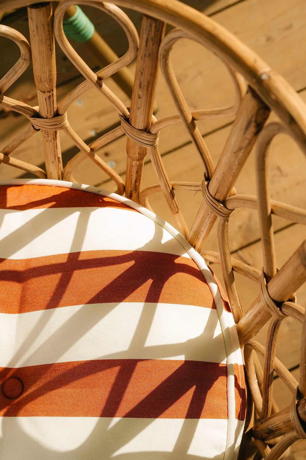 Detail van stoel in zomerse tuinsetting
