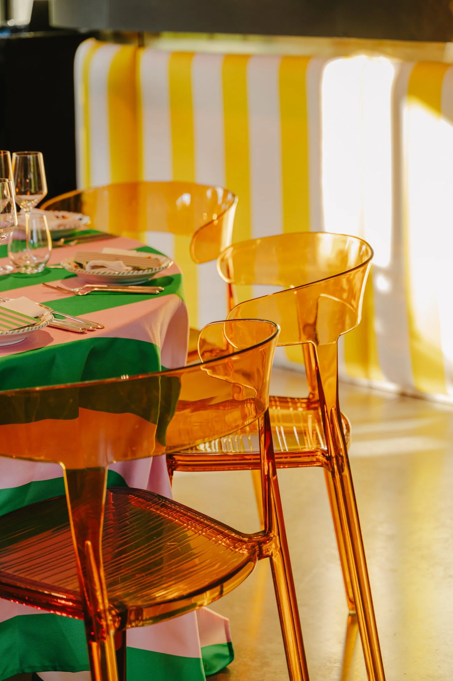 Detail van inkleding tafel in een kleurrijke setting