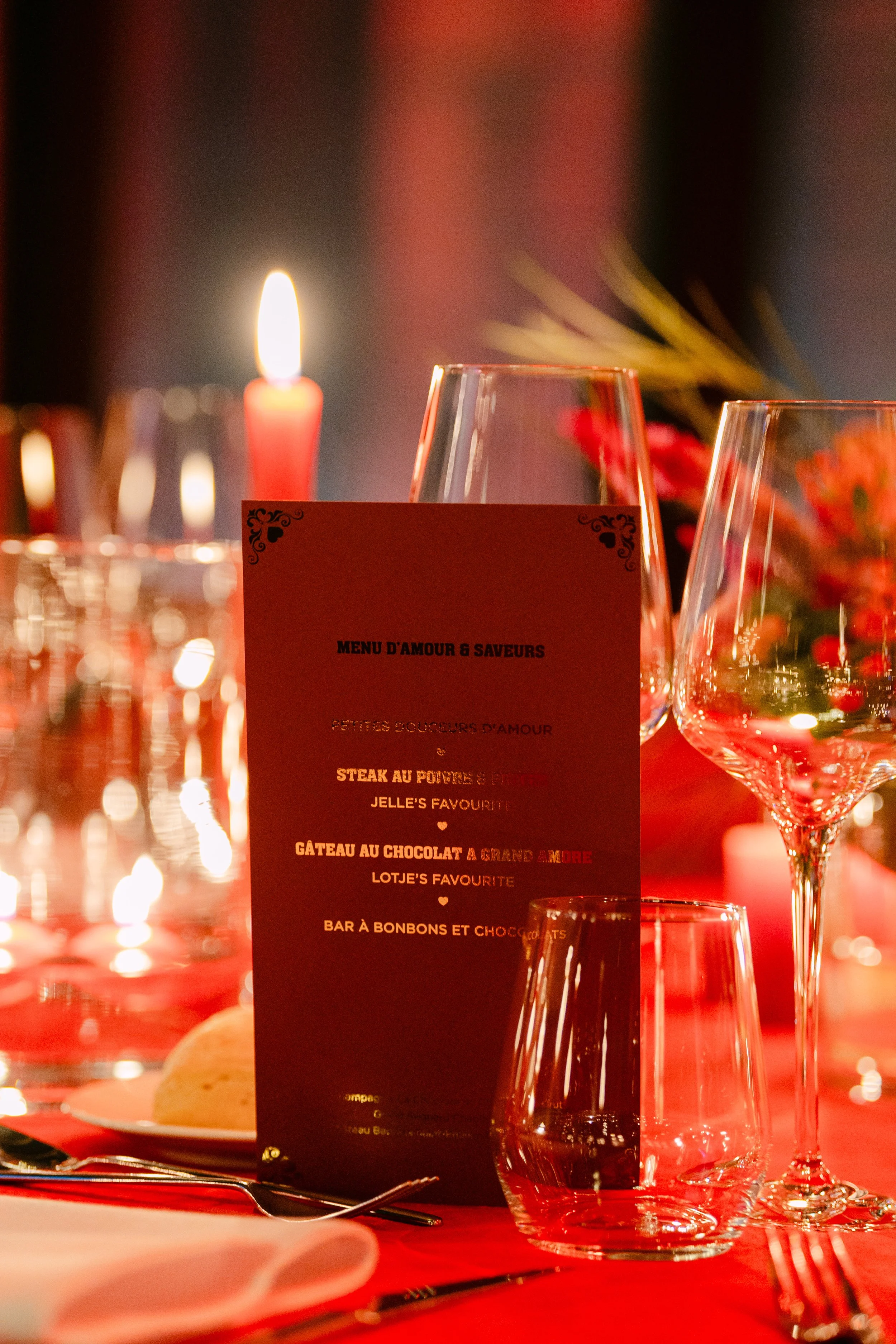 rode menukaart met gouden details