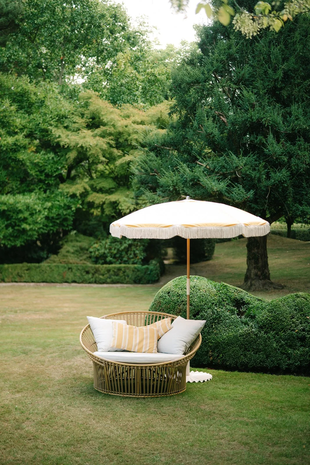 zomerse stoel onder parasol tijdens tuinfeest
