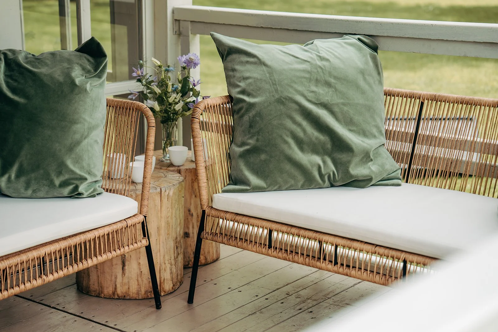 zetel met groene kussens