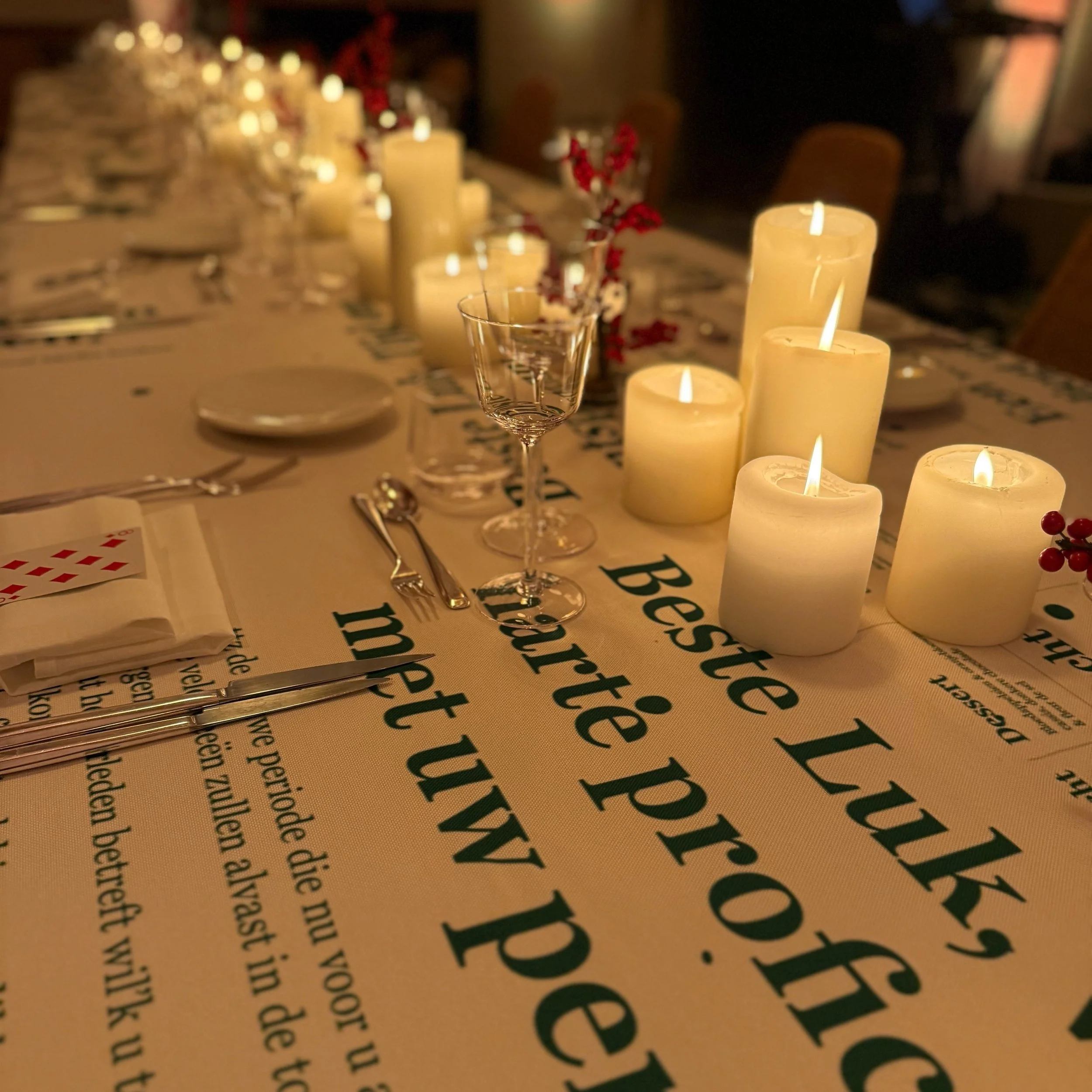 gedekte tafel voor kerstdiner