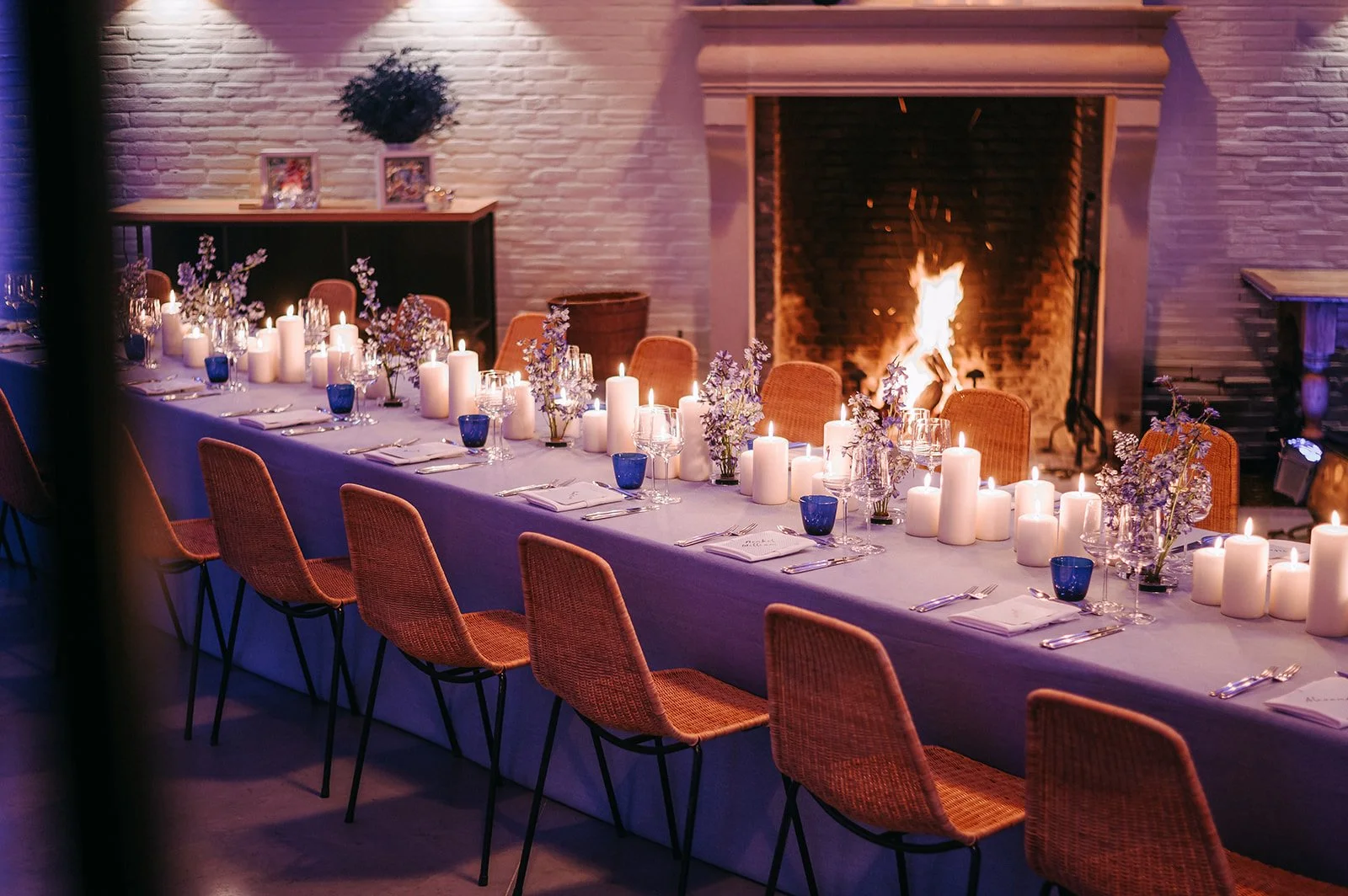 opgedekte tafel met kaarsen