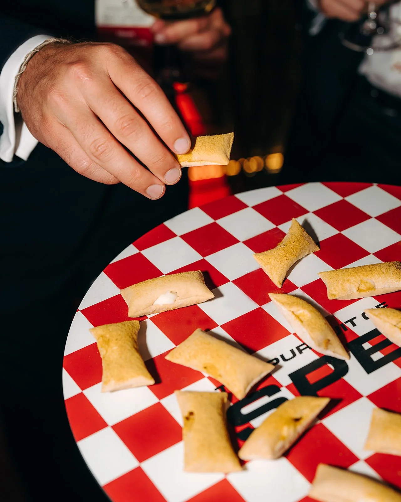 hapje geserveerd op verjaardagsfeest