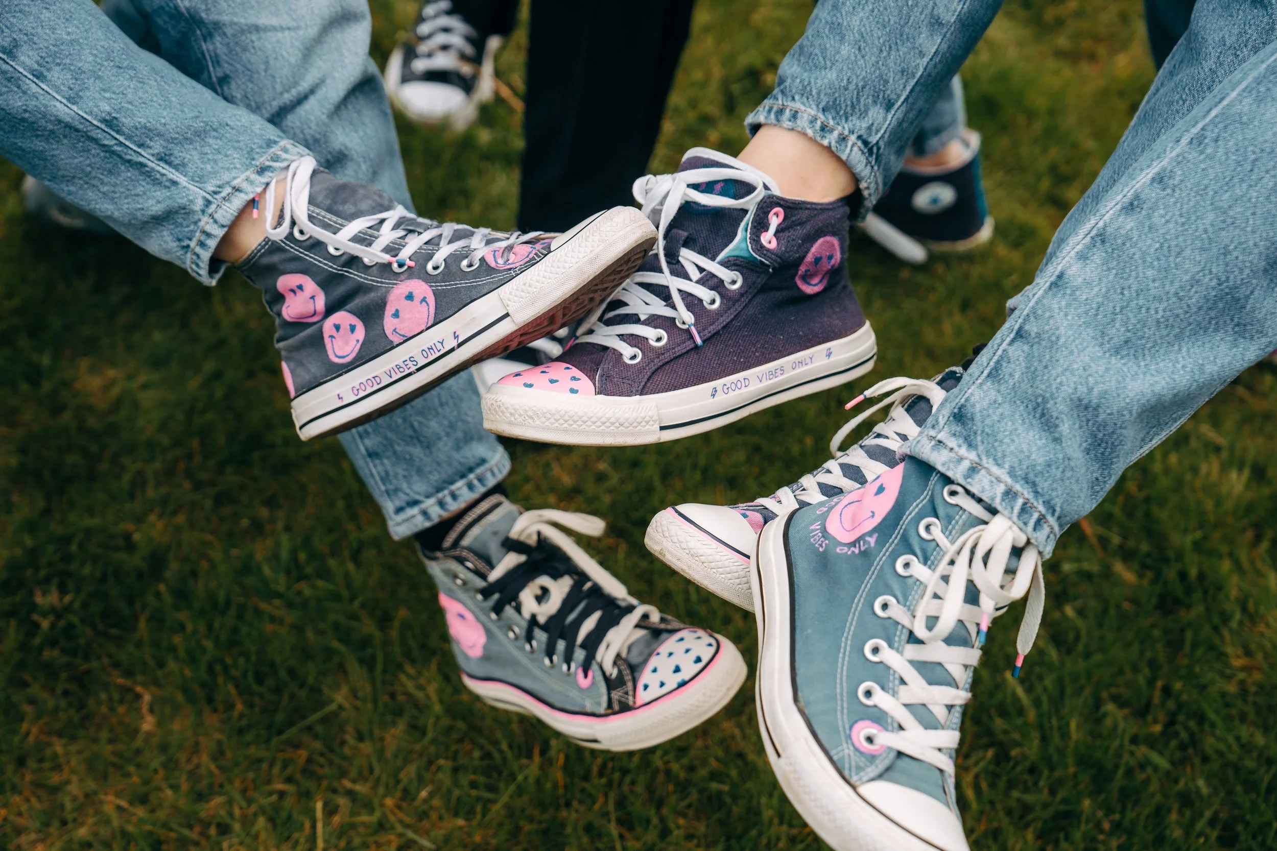 detail van schoenen met smiley designs