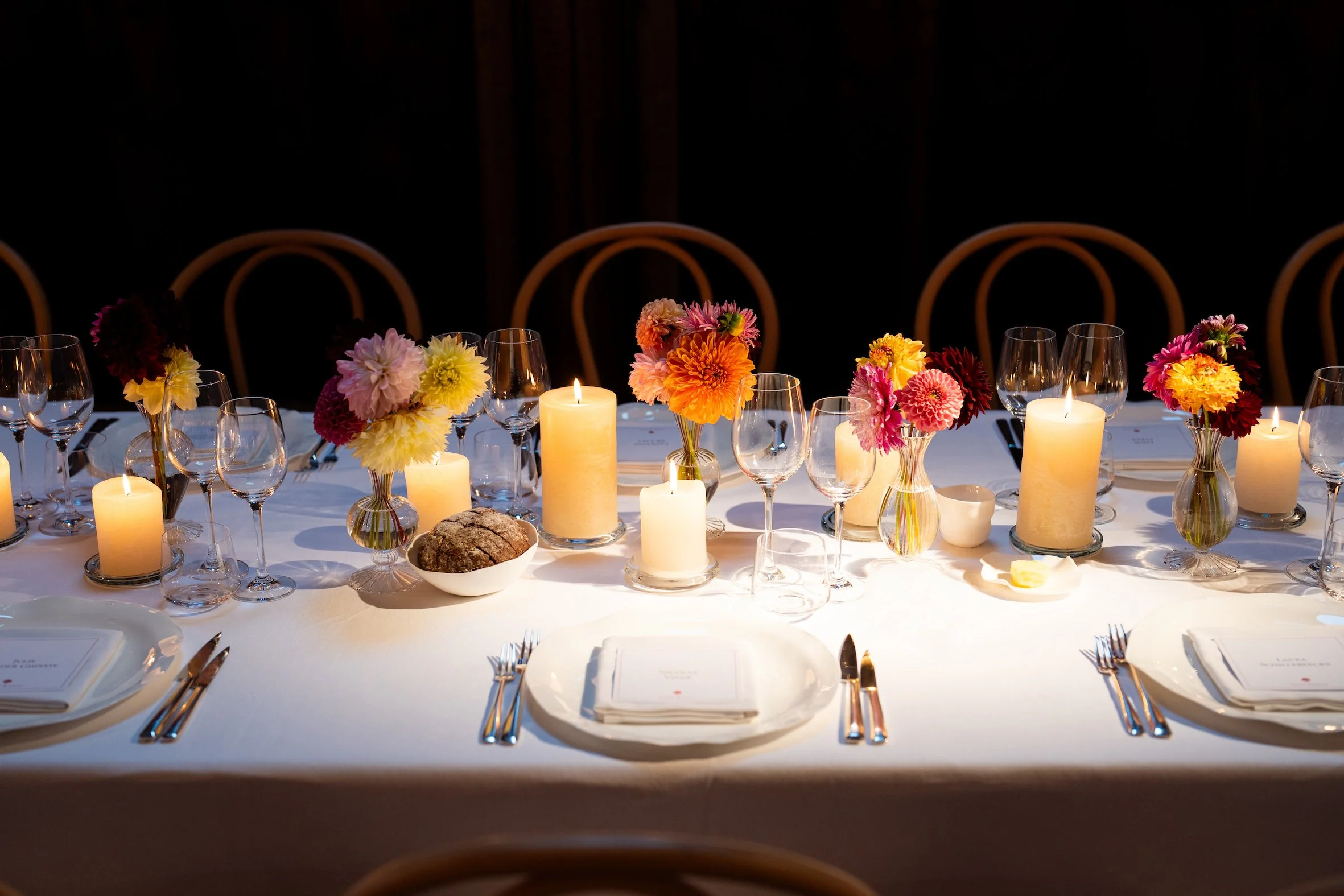 moderne tafeldecoratie voor trouwfeest